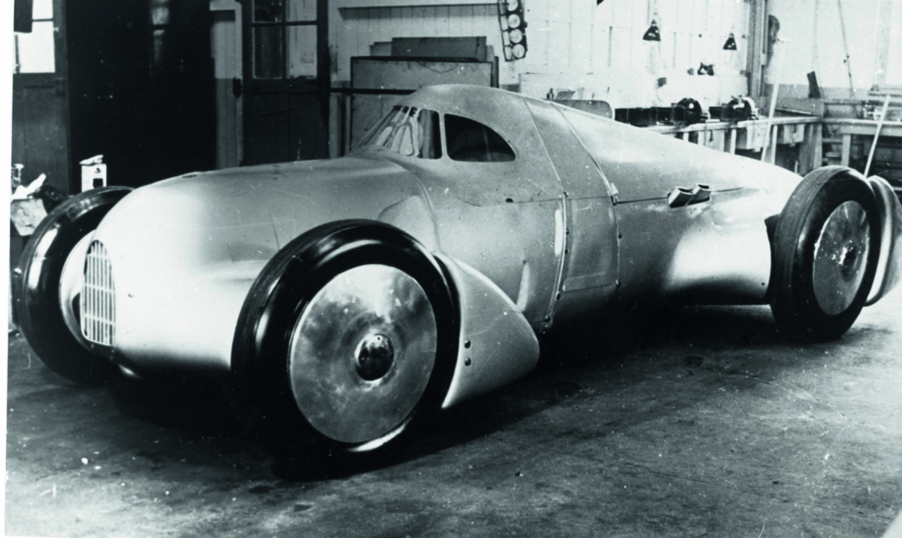 Anniversary magazine Motorsports - Rennlimousine - the precursor to the "Lucca-Wagen" set several records on the Avus in October 1934.