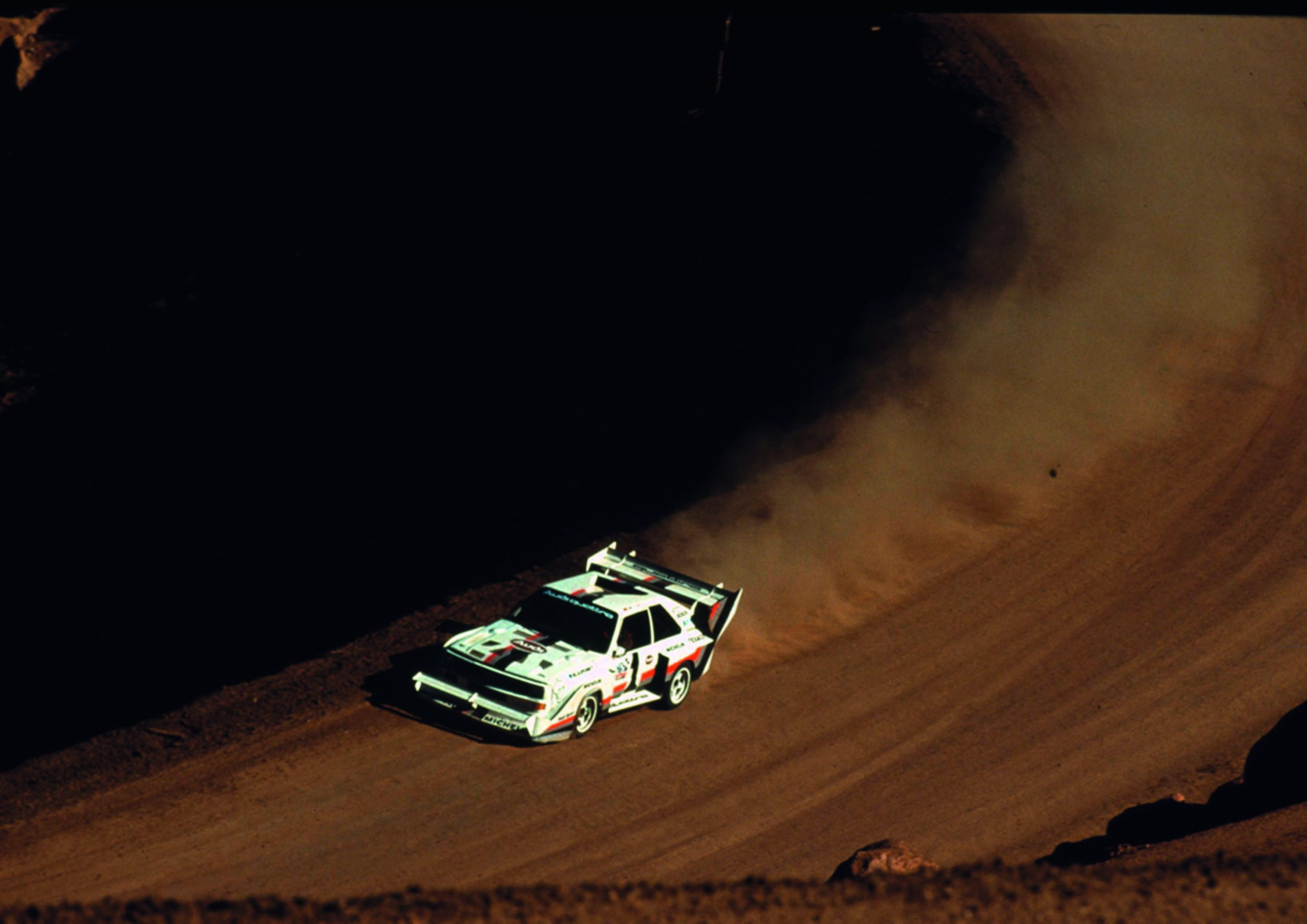 Jubiläumsmagazin Motorsport - Der Unvergleichliche: Walter Röhrl in voller Fahrt am Pikes Peak, ganz in seinem Element.