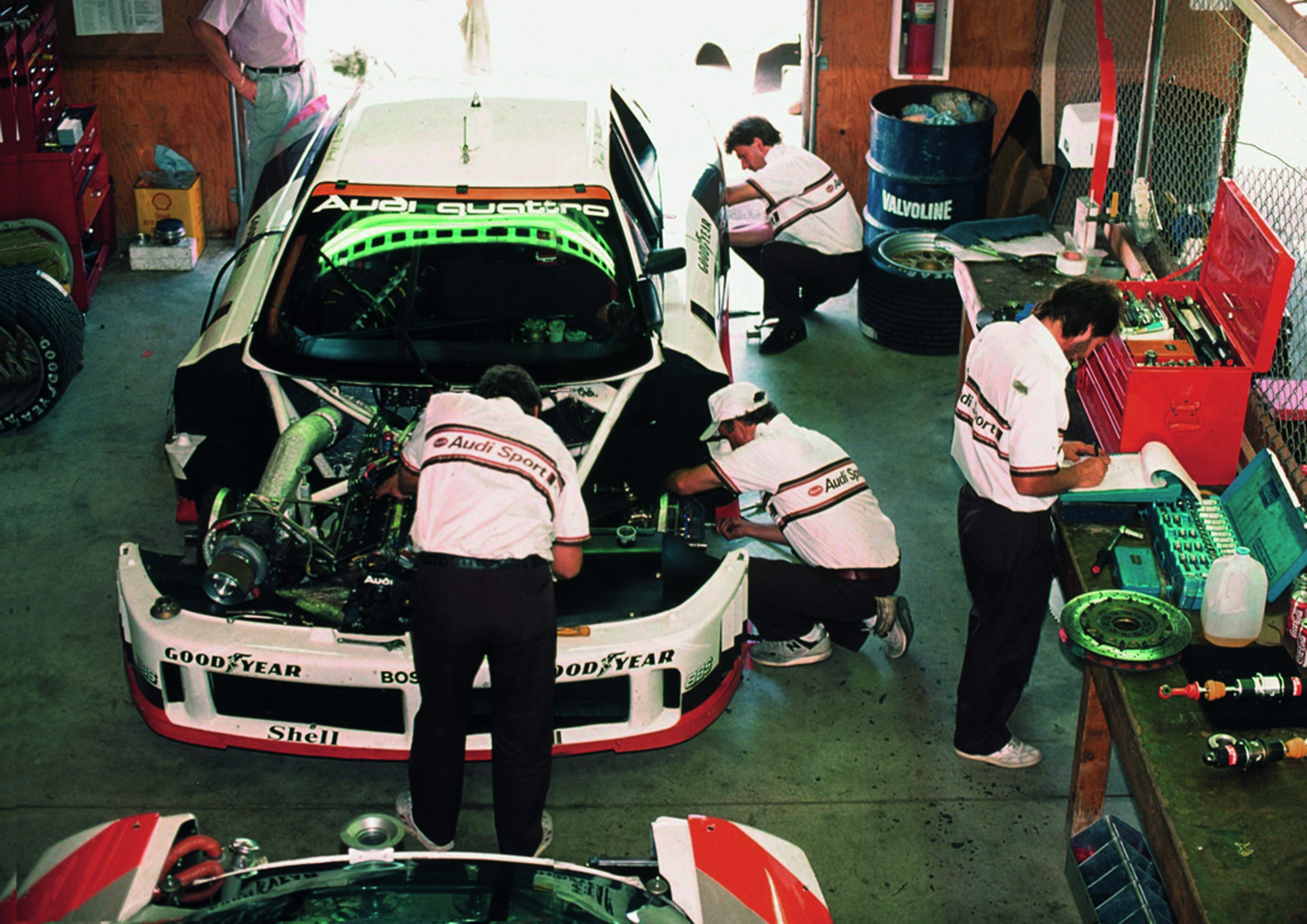 Jubiläumsmagazin Motorsport - In der Box mit dem Audi 90 IMSA GTO: Szene aus Mid-Ohio. Neben dem Eingangstor liegt eines der 36-Zentimeter-Räder.