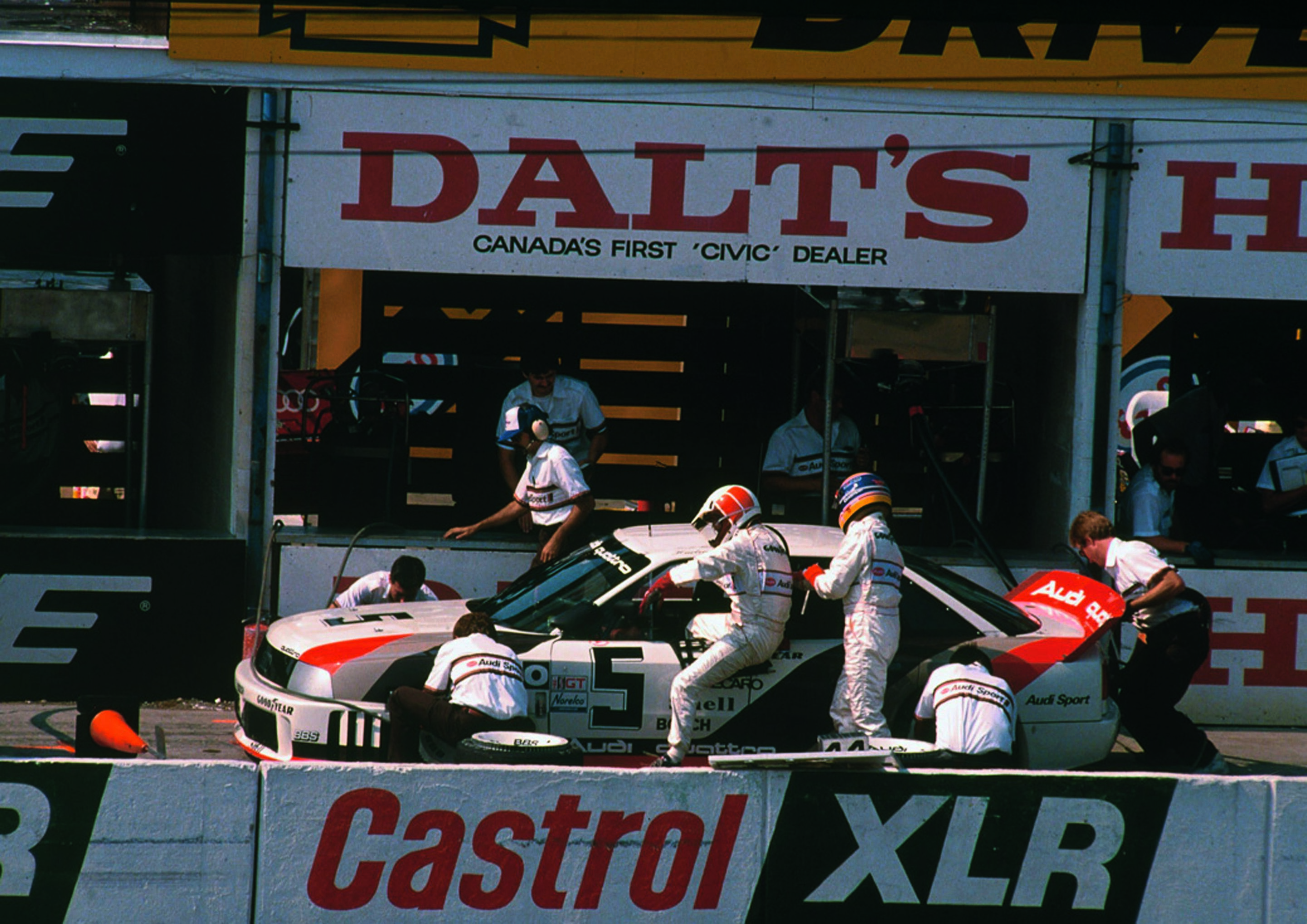 Jubiläumsmagazin Motorsport - Audi 90 IMSO GTO in Mosport/Kanada: Hurley Haywood und Scott Goodyear beim Fahrerwechsel - durchs Fenster.