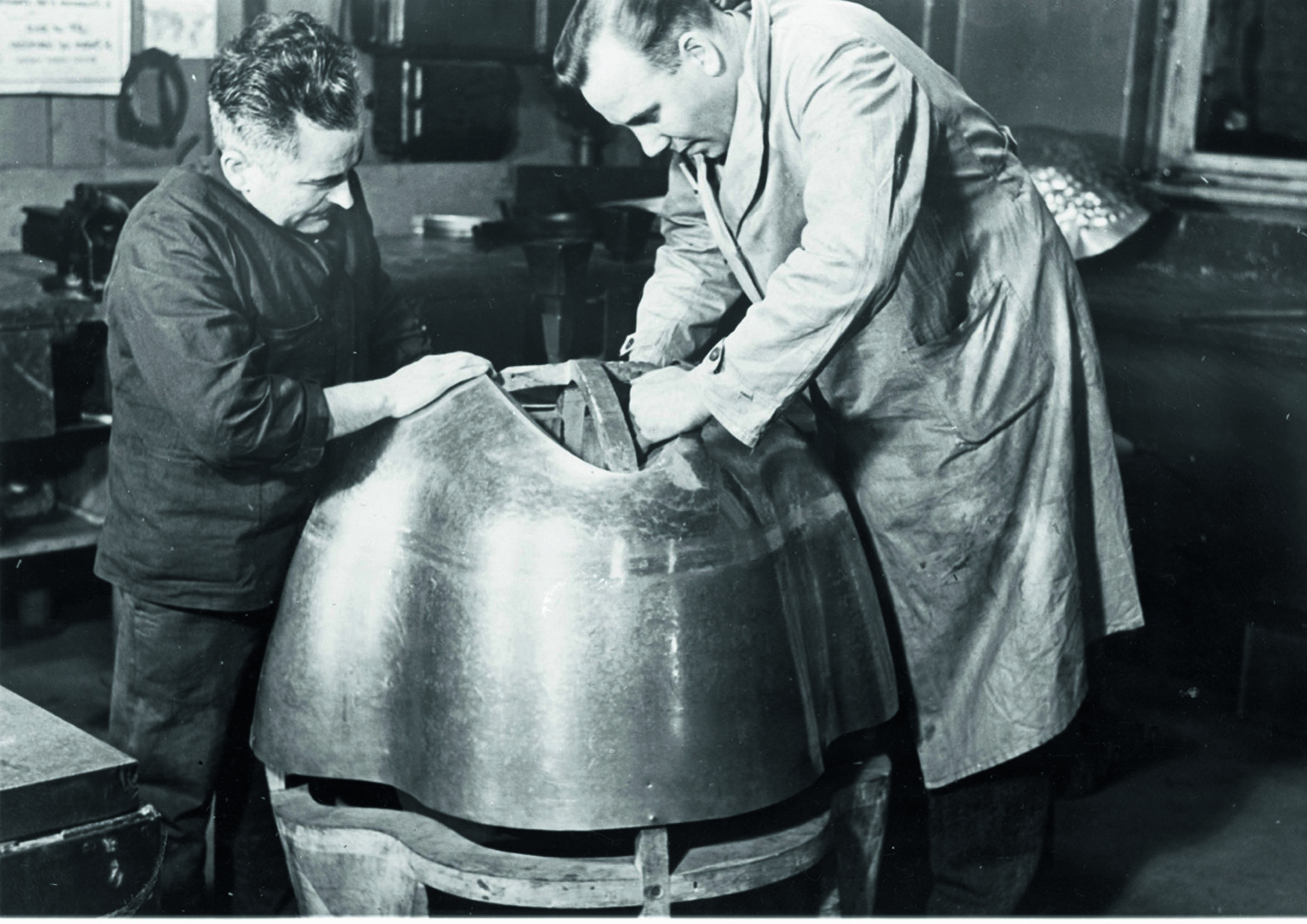 Jubiläumsmagazin Motorsport - Unter den Mitarbeitern der Auto Union-Rennabteilung galt Oskar Vogt als "König der Klempner". Er dengelte die kompliziertesten Karosseriebleche - im Bild eine Kühlermaske - von Hand.