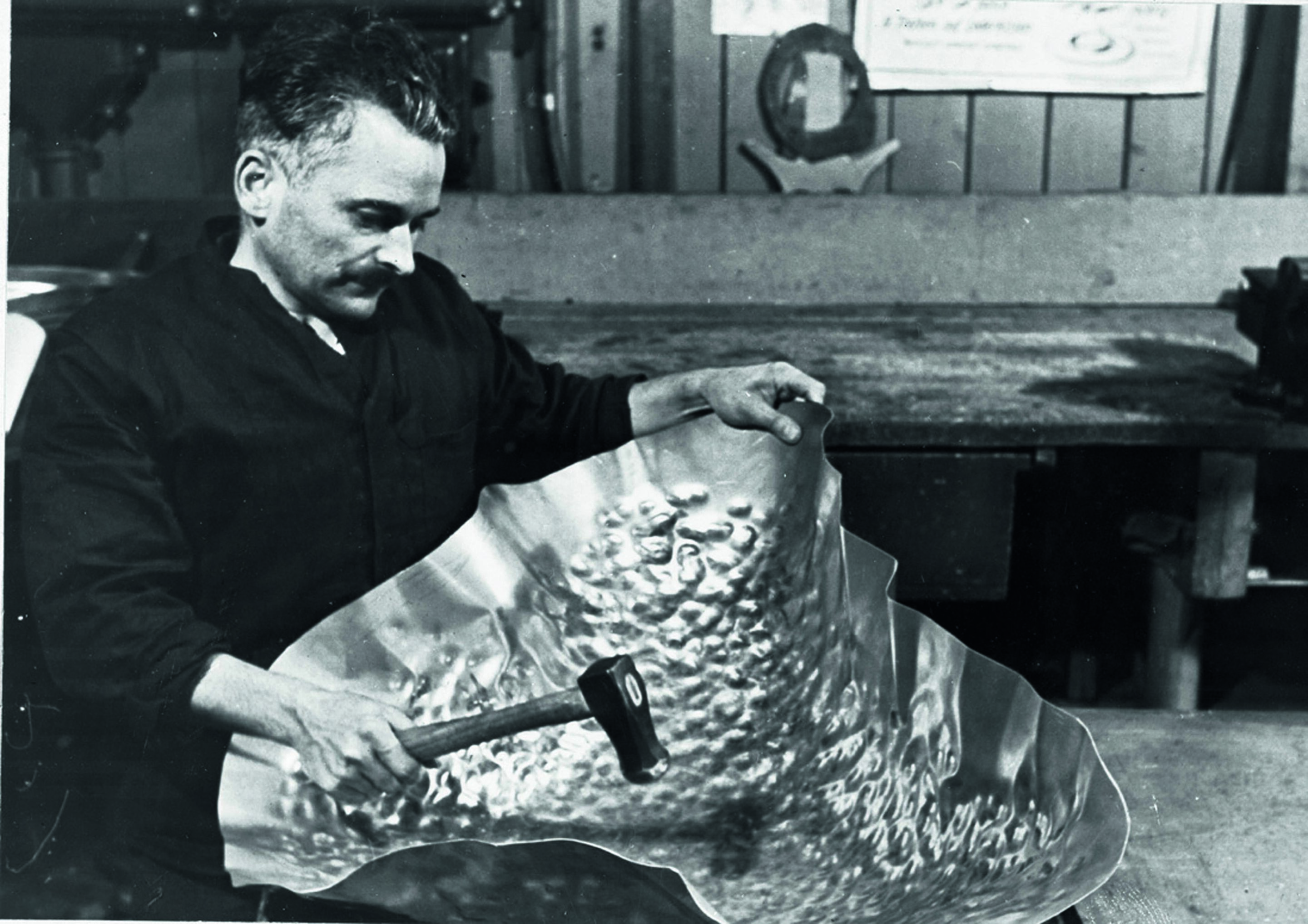 Jubiläumsmagazin Motorsport - Unter den Mitarbeitern der Auto Union-Rennabteilung galt Oskar Vogt als "König der Klempner". Er dengelte die kompliziertesten Karosseriebleche von Hand.