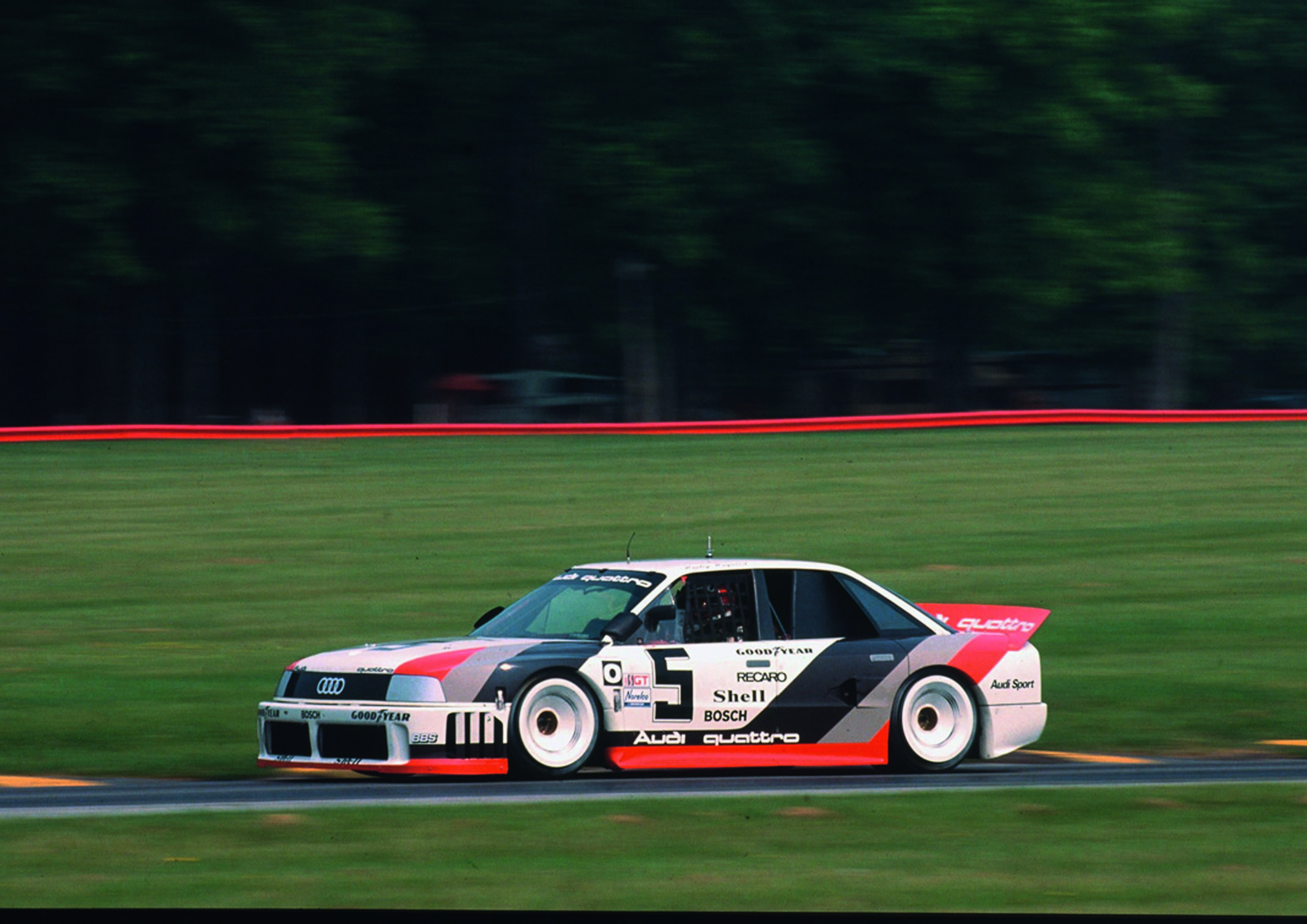 Anniversary magazine Motorsports - Audi 90 IMSA GTO - Audi varied the rear spoiler according to the track. The attachments on the wheels scooped air into the brakes.