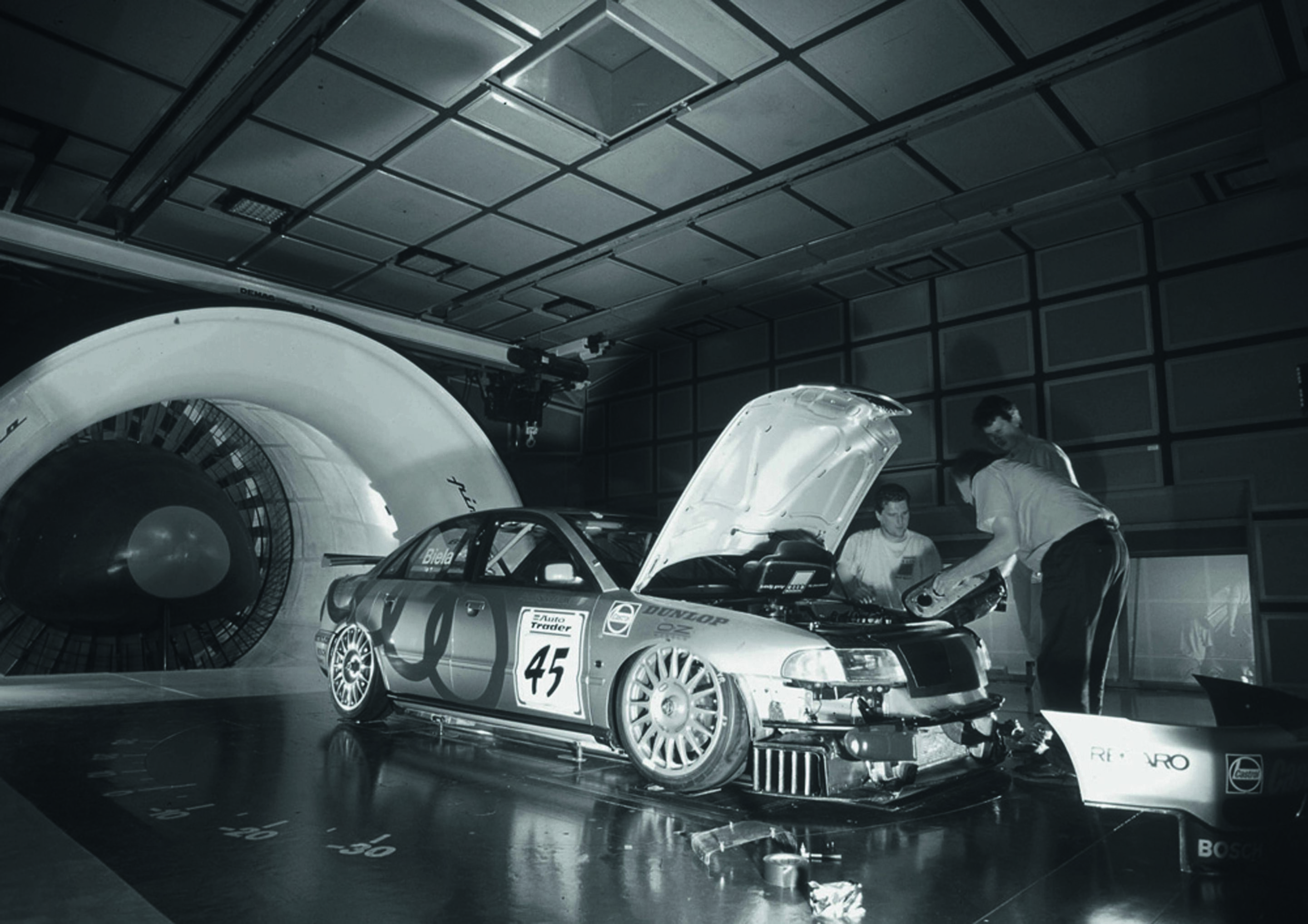 Jubiläumsmagazin Motorsport - Audi 80 Supertouring bei der Feinarbeit im Windkanal: Weil die Leistung beschnitten war, wurde die Aerodynamik umso wichtiger.