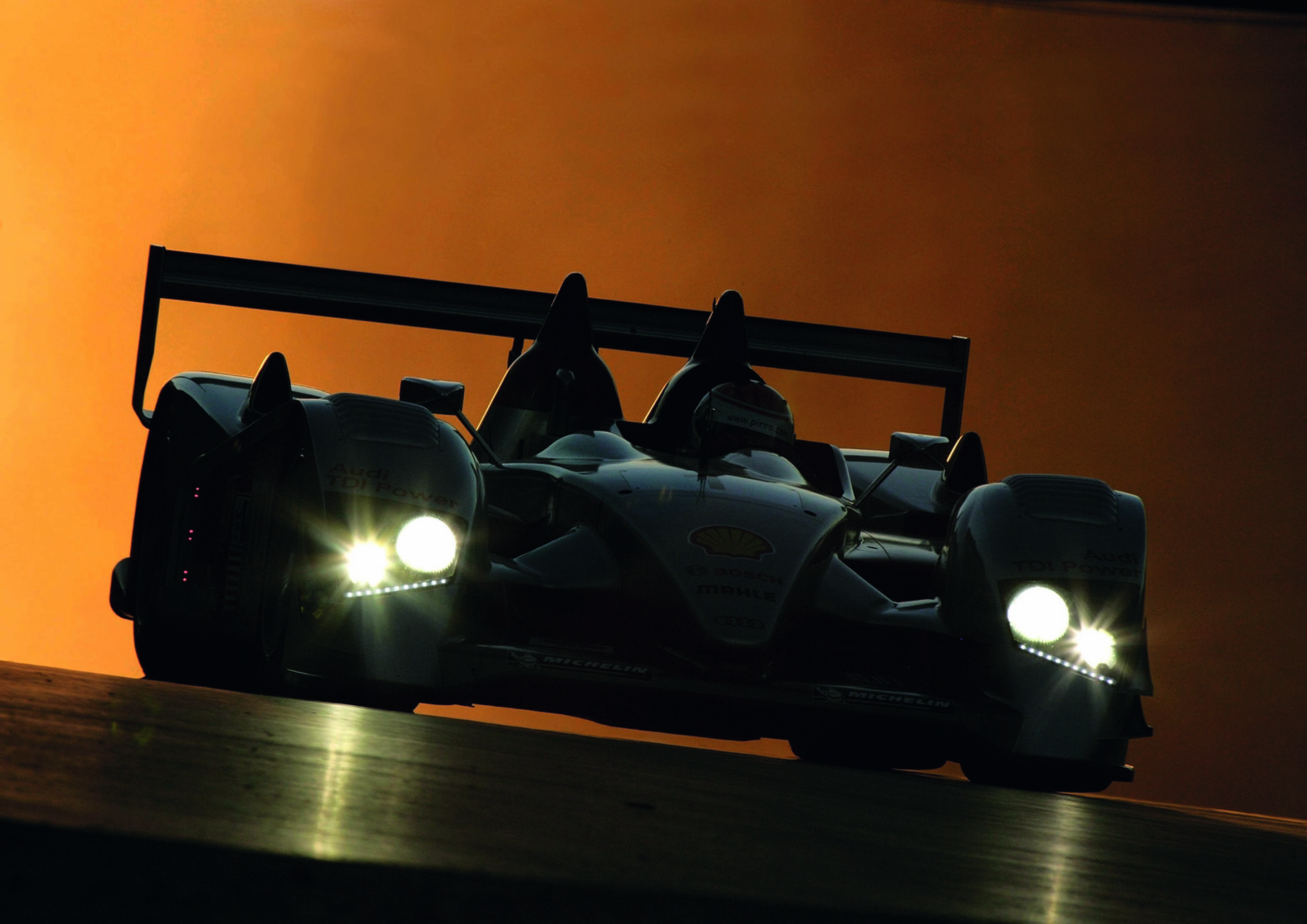 Jubiläumsmagazin Motorsport - Lichtgestalt: Der R10 war Punkt für Punkt innovativ. Das LED-Leuchtband war eine Anleihe aus der Serie.