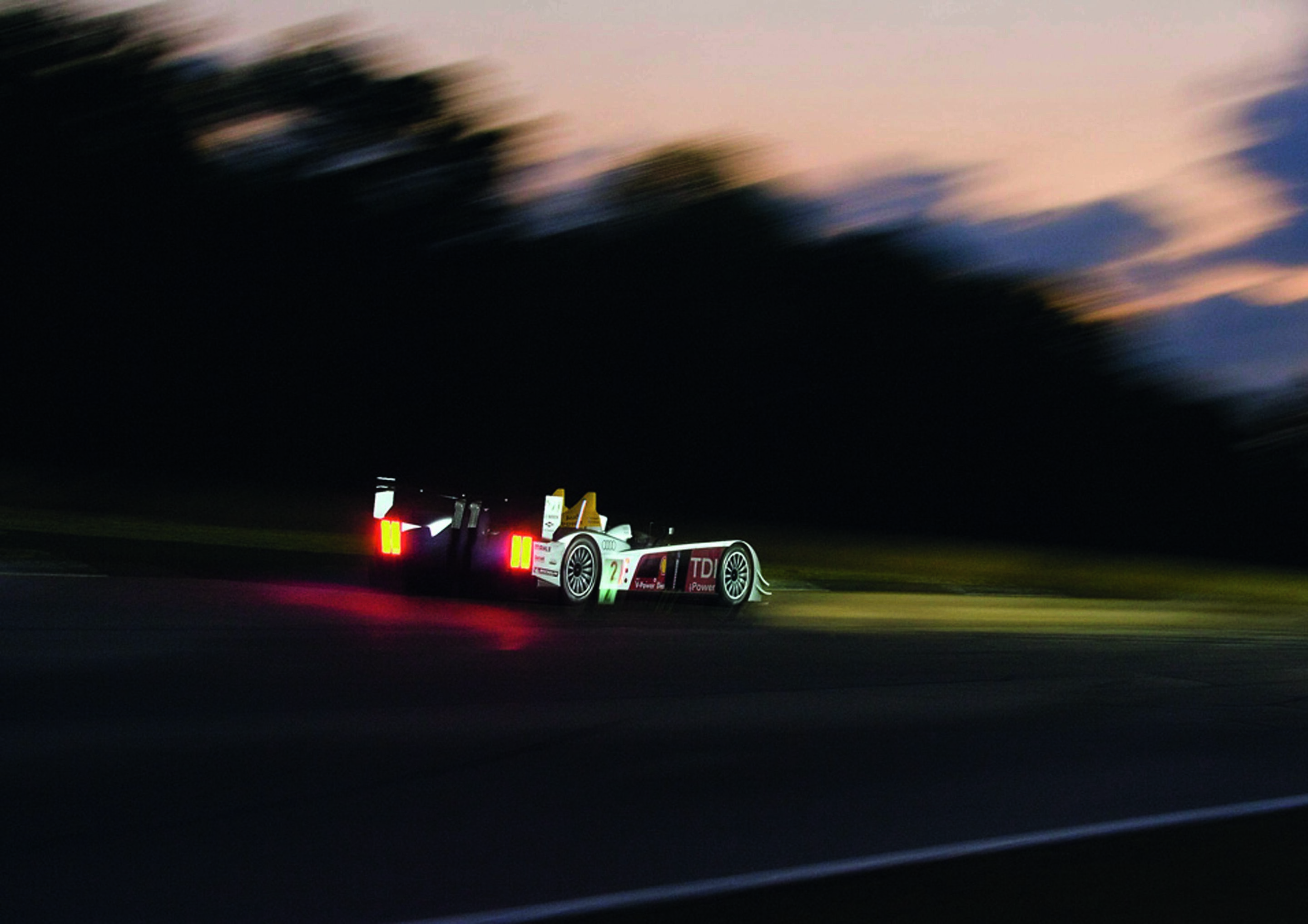 Jubiläumsmagazin Motorsport - Audi R10 TDI: Mit dem bärenstarken V12-Diesel fuhr der R10 TDI allen davon.