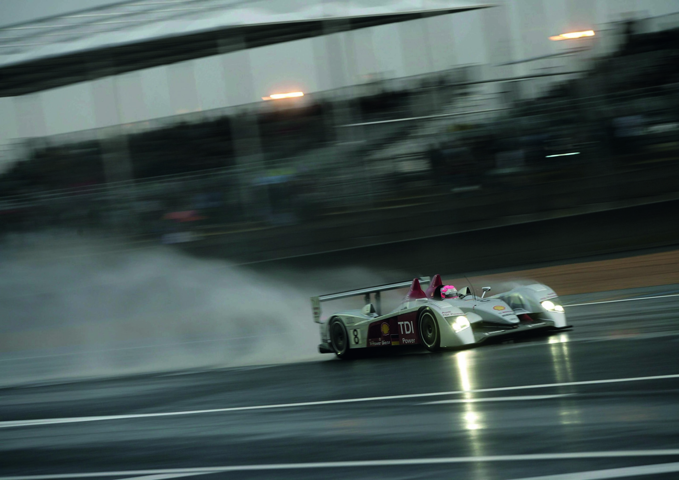 Anniversary magazine Motorsports - Audi R10 TDI - in a rainy Le Mans in 2008, the R10 won decisive seconds in the wet.