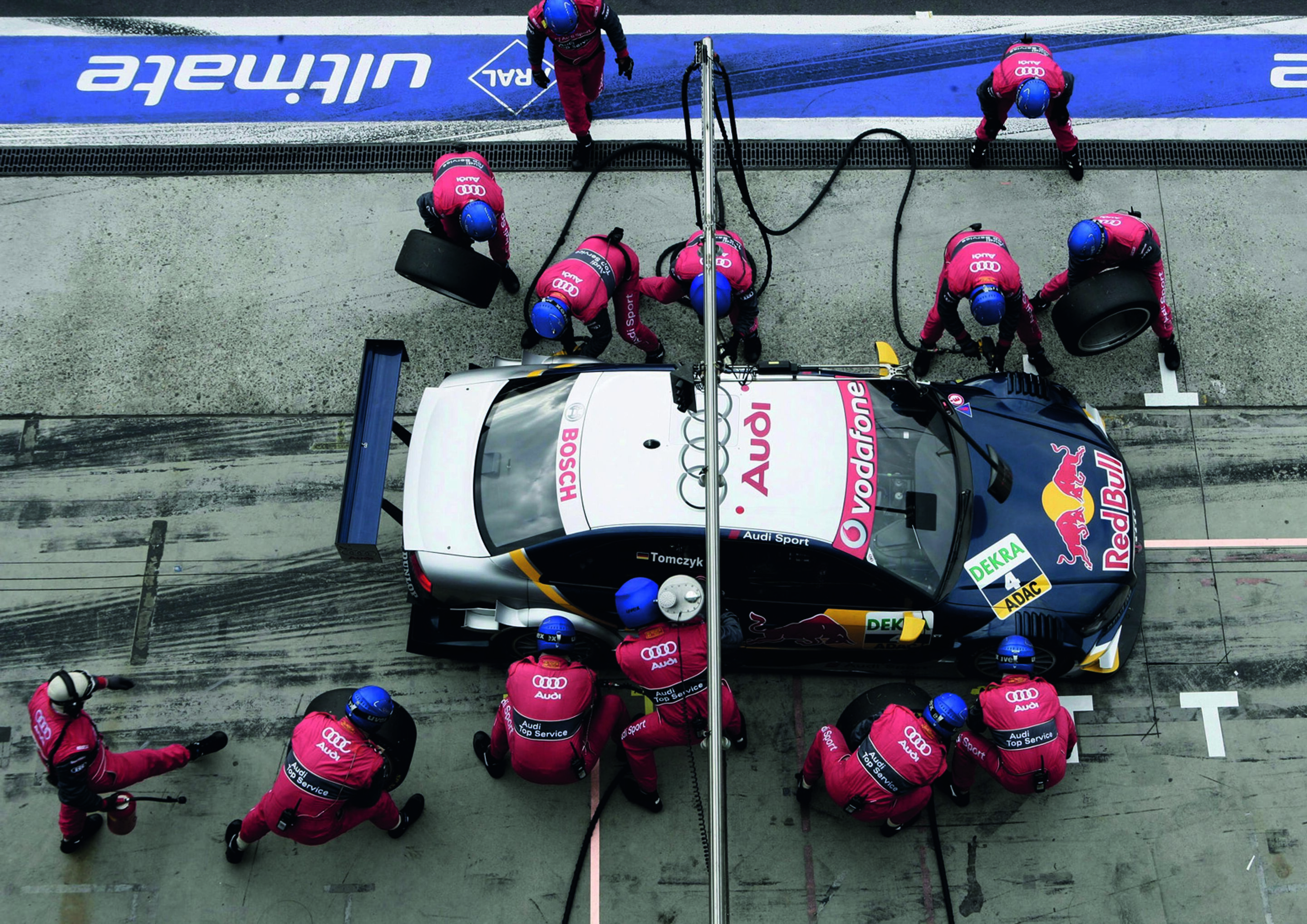 Jubiläumsmagazin Motorsport - Turbo-Stopps: Zweimal im Rennen müssen die Autos an die Box. Tanken und Radwechsel dauern unter vier Sekunden.