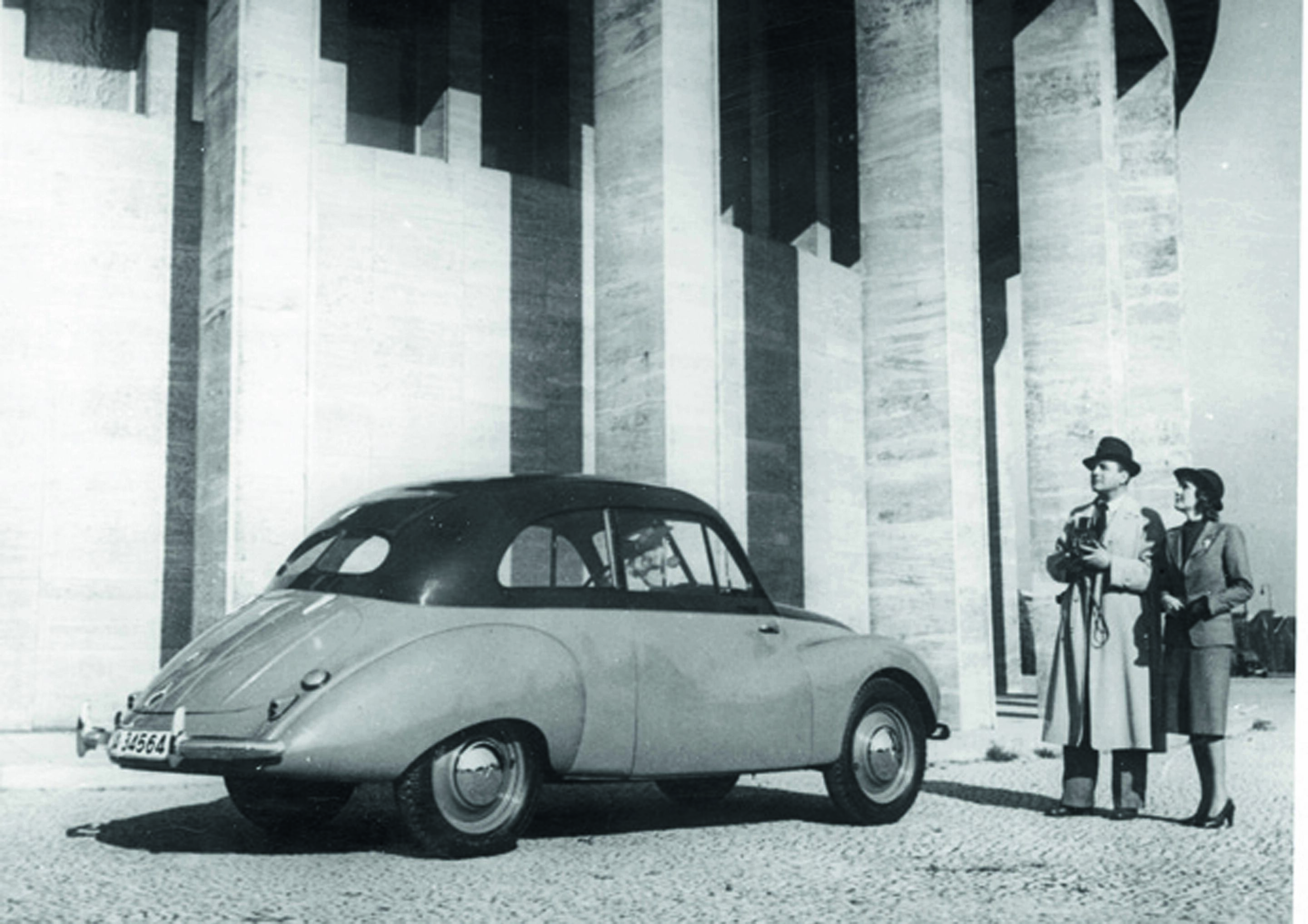 Jubiläumsmagazin Design - DKW F9: Der F9 trug eine hochmoderne Stromlinienkarosserie. Der Zweite Weltkrieg verhinderte seine Produktion, erst in den Nachkriegsjahren gelang dem DKW eine verspätete Karriere.