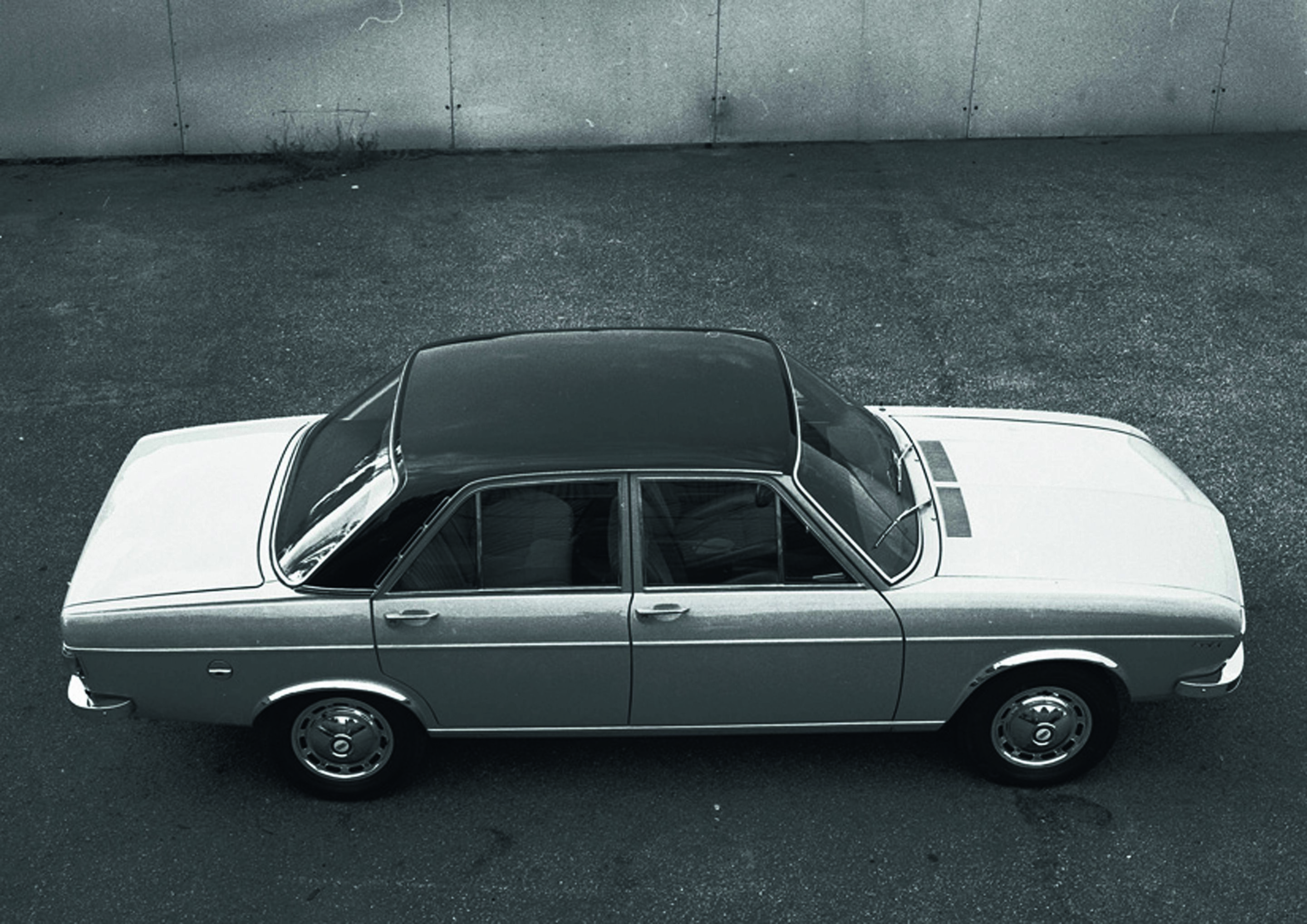 Jubiläumsmagazin Design - Audi 100: Der Entwurf für den Audi 100, den ersten eigenständigen Audi der Neuzeit, entstand 1966. Neuentwicklungen waren Audi damals verboten - die Arbeit lief hinter einem Vorhang in der "Stilhalle" ab.