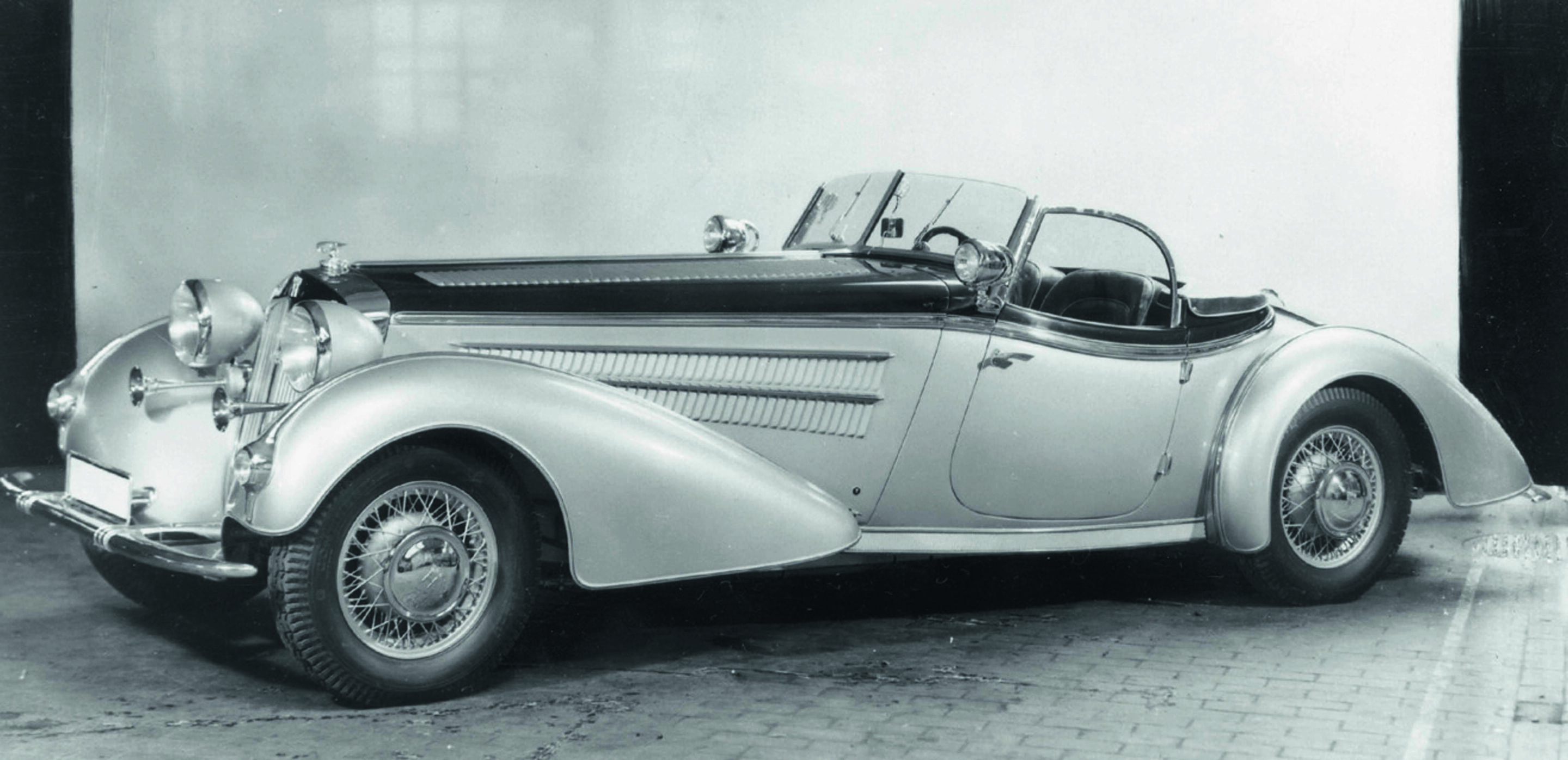 Anniversary magazine Design - Horch - the final bloom of the classic pre-war design, perfectly interpreted in the exclusive 855 Spezial Roadster.