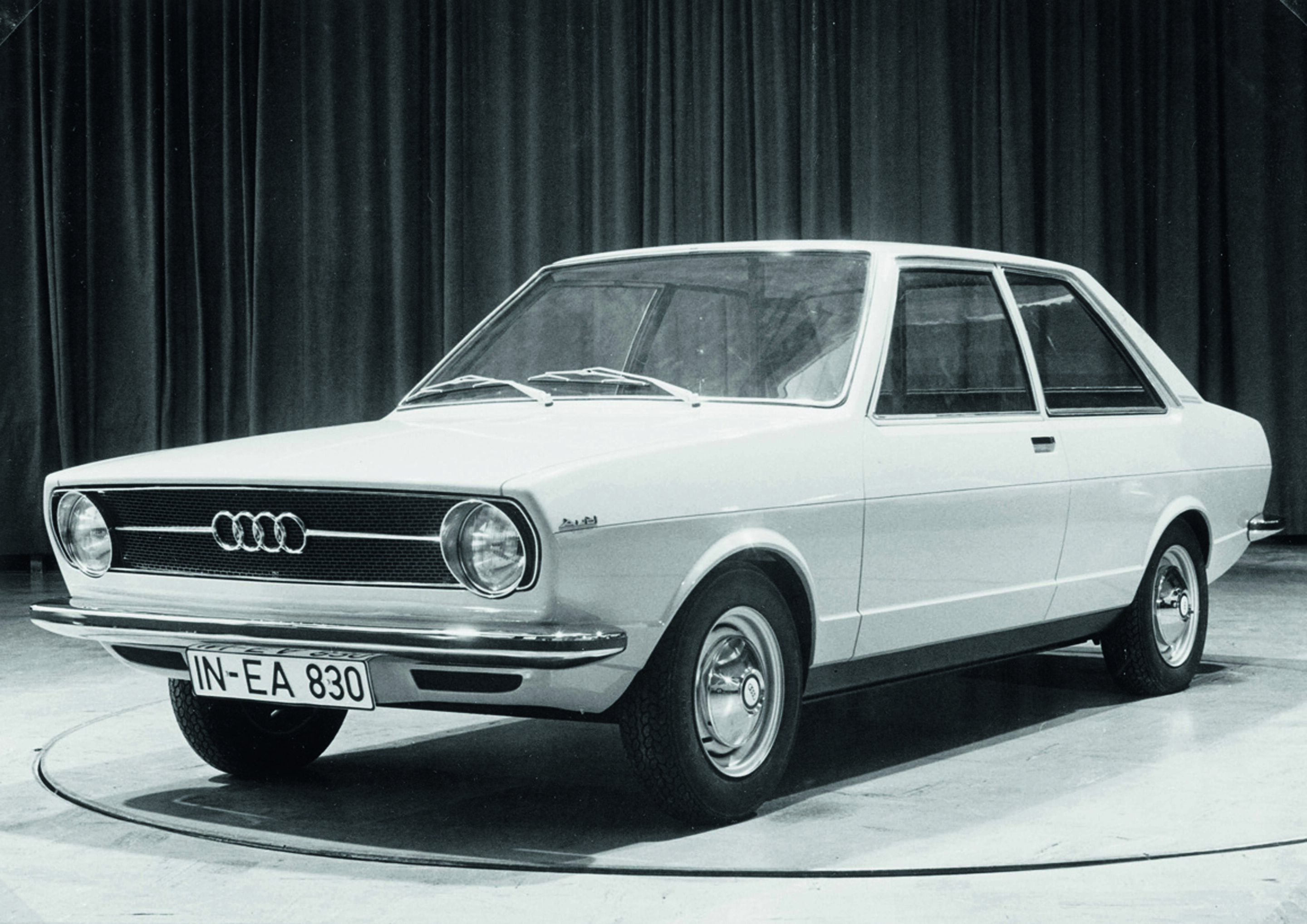 Jubiläumsmagazin Design - Audi 80: Die Arbeit am Audi 80 begann 1969. Die Designer favorisierten eine innovative Keilform mit steilem Heck - Entwicklungschef Ludwig Kraus setzte jedoch die Trapezlinie durch. Das Foto zeigt einen Entwurf.