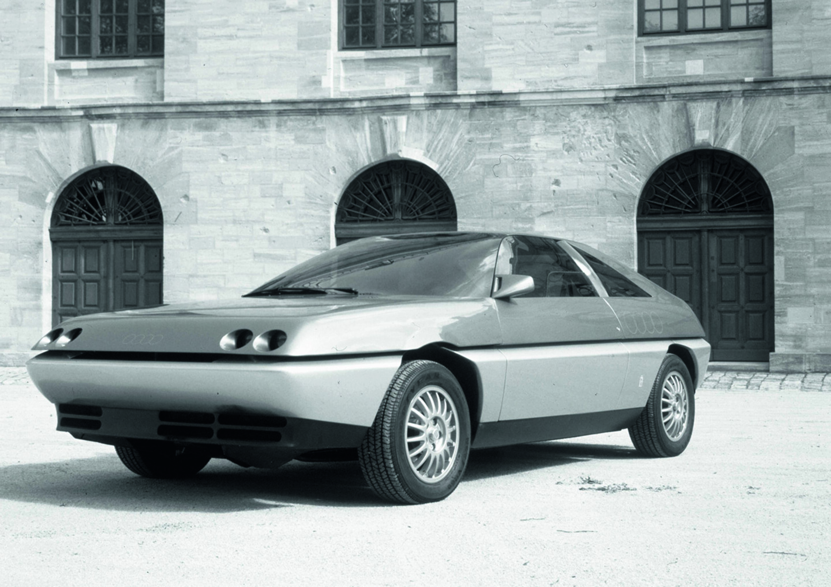 Jubiläumsmagazin Design - Pininfarina Quartz: Das Coupé Quartz, vom Studio Pininfarina entworfen, nutzte die Bodengruppe und die Mechanik des Audi quattro. Seine Außenhaut bestand aus Aluminium und Kevlar-Verbundstoff.