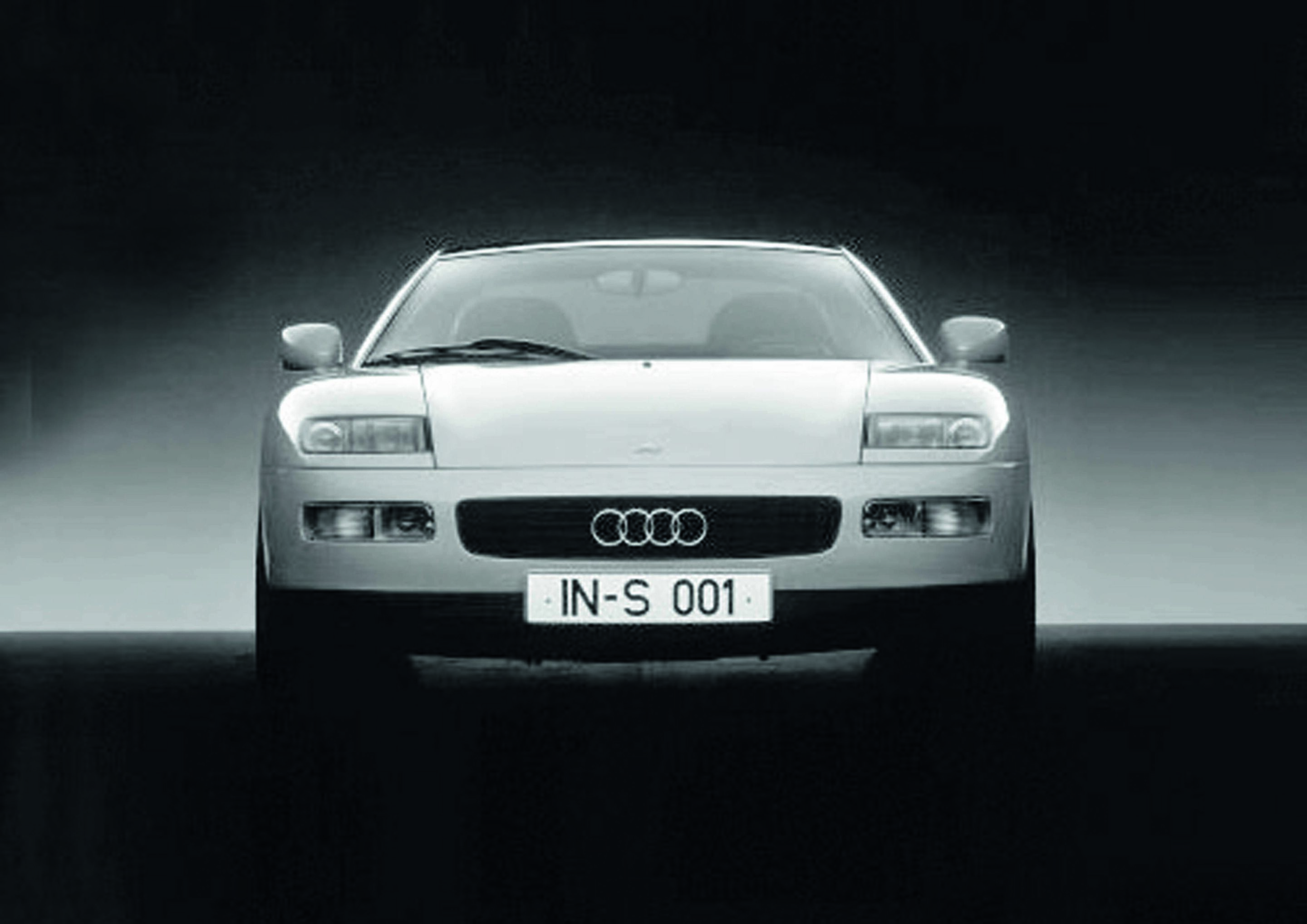 Jubiläumsmagazin Design - Audi quattro Spyder: Niedriger Grill, die Haube taucht leicht zwischen den vorderen Kotflügeln ein.