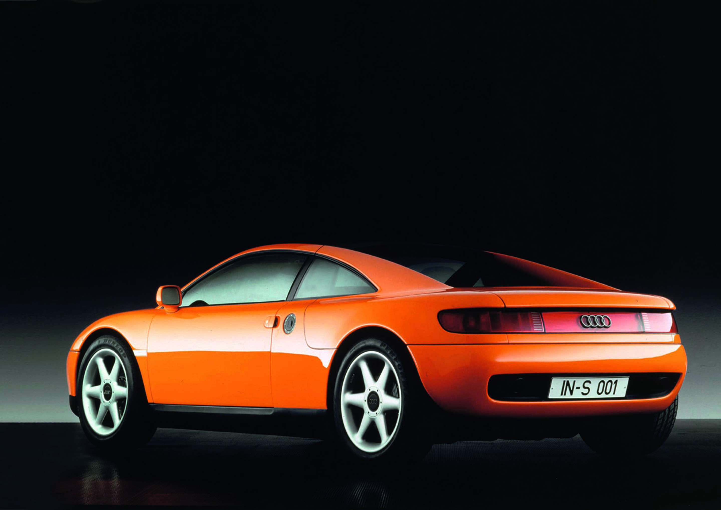 Jubiläumsmagazin Design - Audi quattro Spyder: Der Dachbogen läuft fließend nach hinten, ein flaches Leuchtenband ziert das Heck.