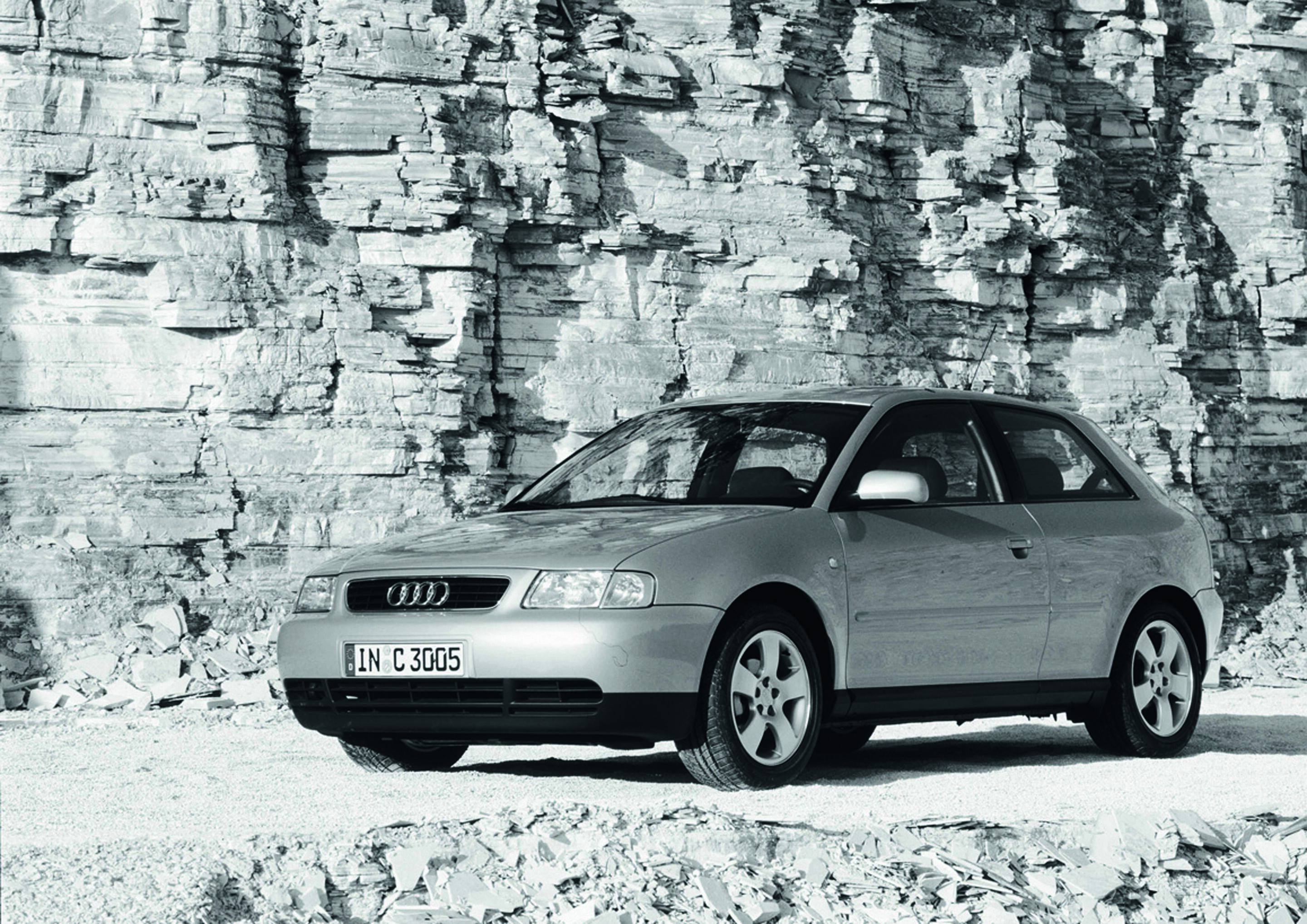 Jubiläumsmagazin Design - 1996 stieß Audi mit dem Audi A3, den es anfangs nur als Zweitürer gab, in die sportive Kompaktklasse vor. Für sein schnörkellos-kraftvolles Design erhielt die Marke 1998 den Bundespreis Produktdesign.