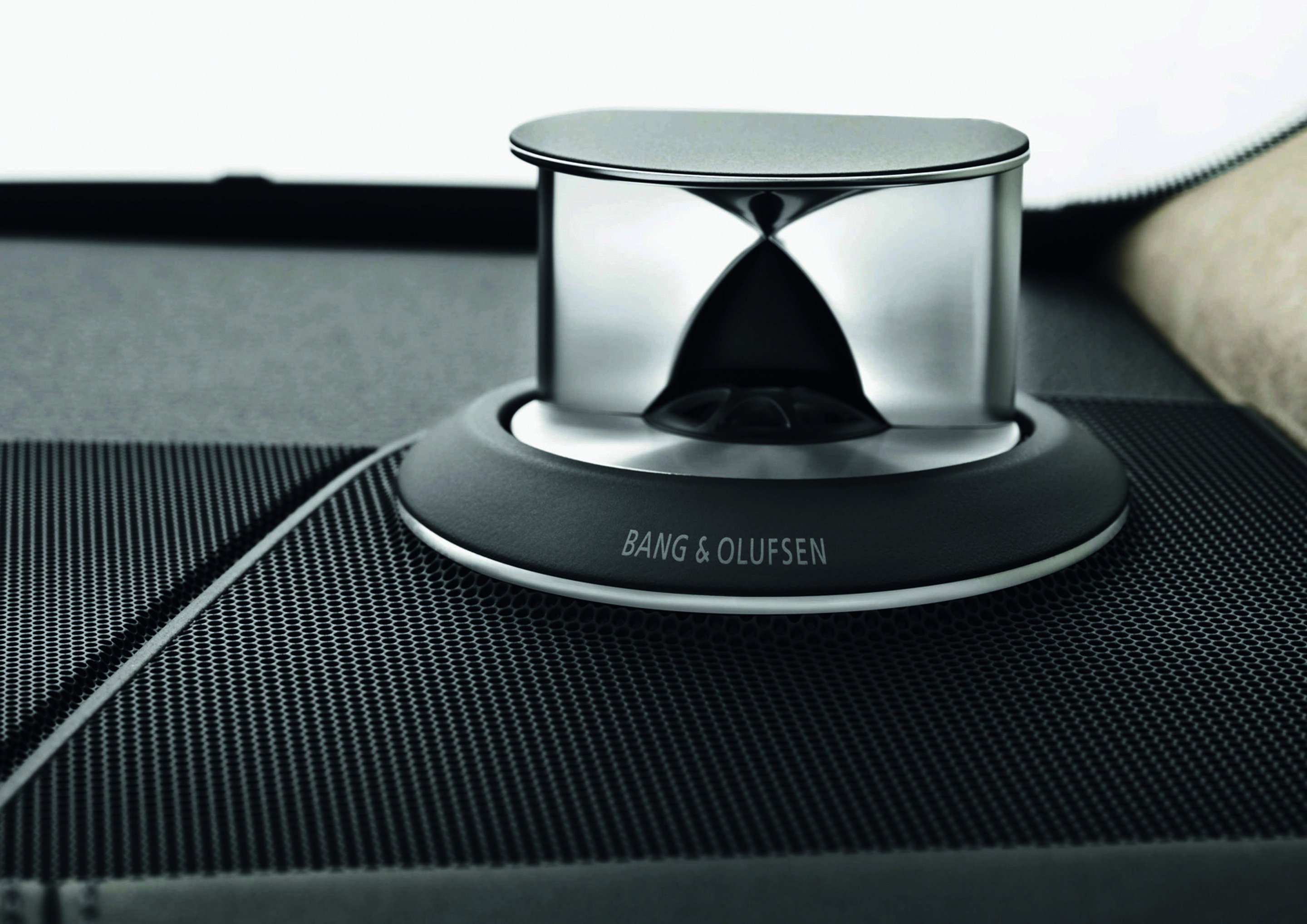 Bang & Olufsen Sound System mit 3D-Klang - Das Bang & Olufsen Sound System mit 3D-Klang bietet einen Sound, der die räumliche Dimension der Höhe wiedergibt. Aus der Instrumententafel fahren beim Systemstart zwei Hochtöner aus.