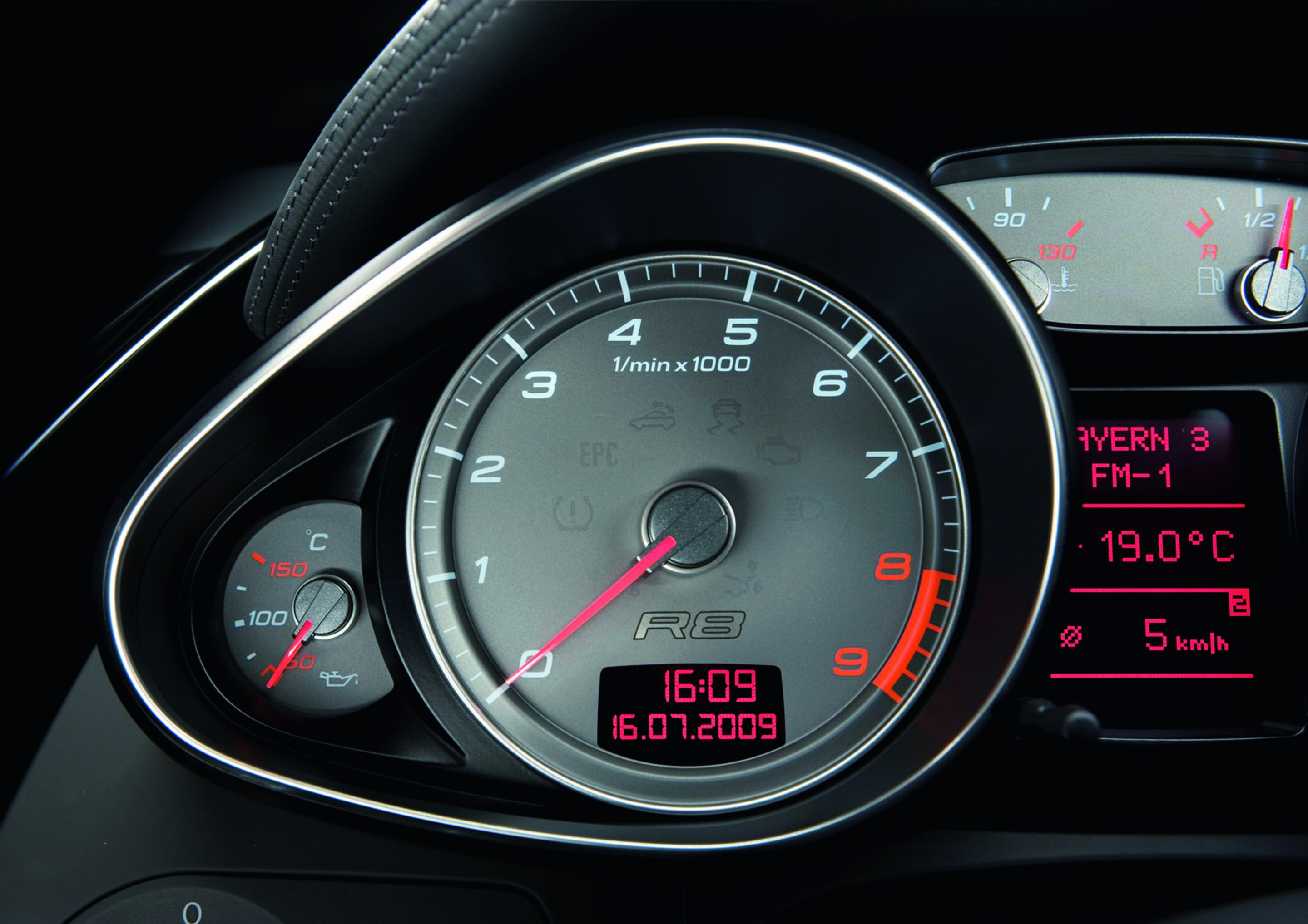 Jubiläumsmagazin Design - Faszination: Der Drehzahlmesser des Audi R8 zeugt von der Drehfreude des Motors, Leder und Carbon machen Wert sichtbar.