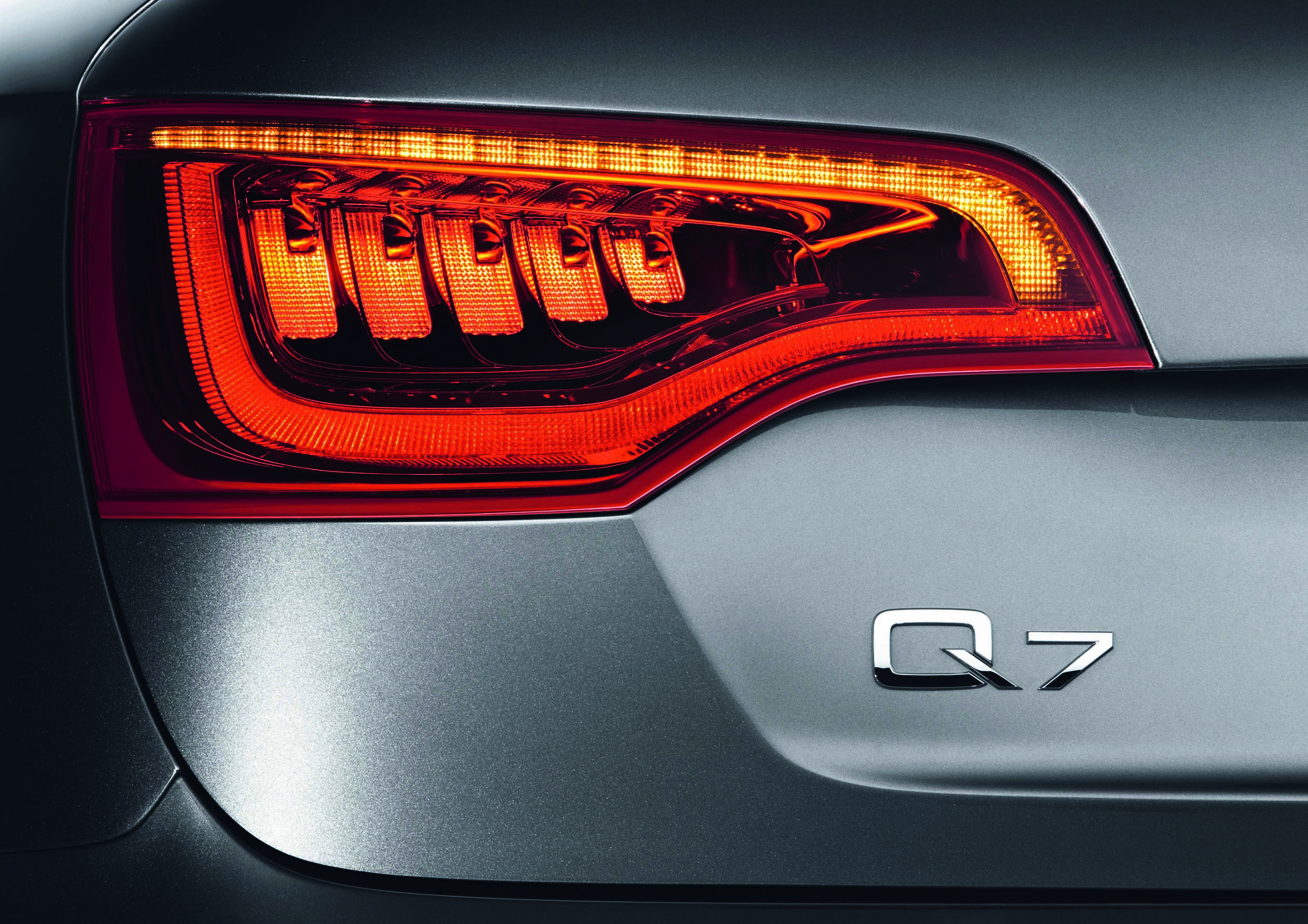 Jubiläumsmagazin Design - Plastisch: Die LED in den Rückleuchten des Q7 zeichnen ein dreidimensionales Bild.