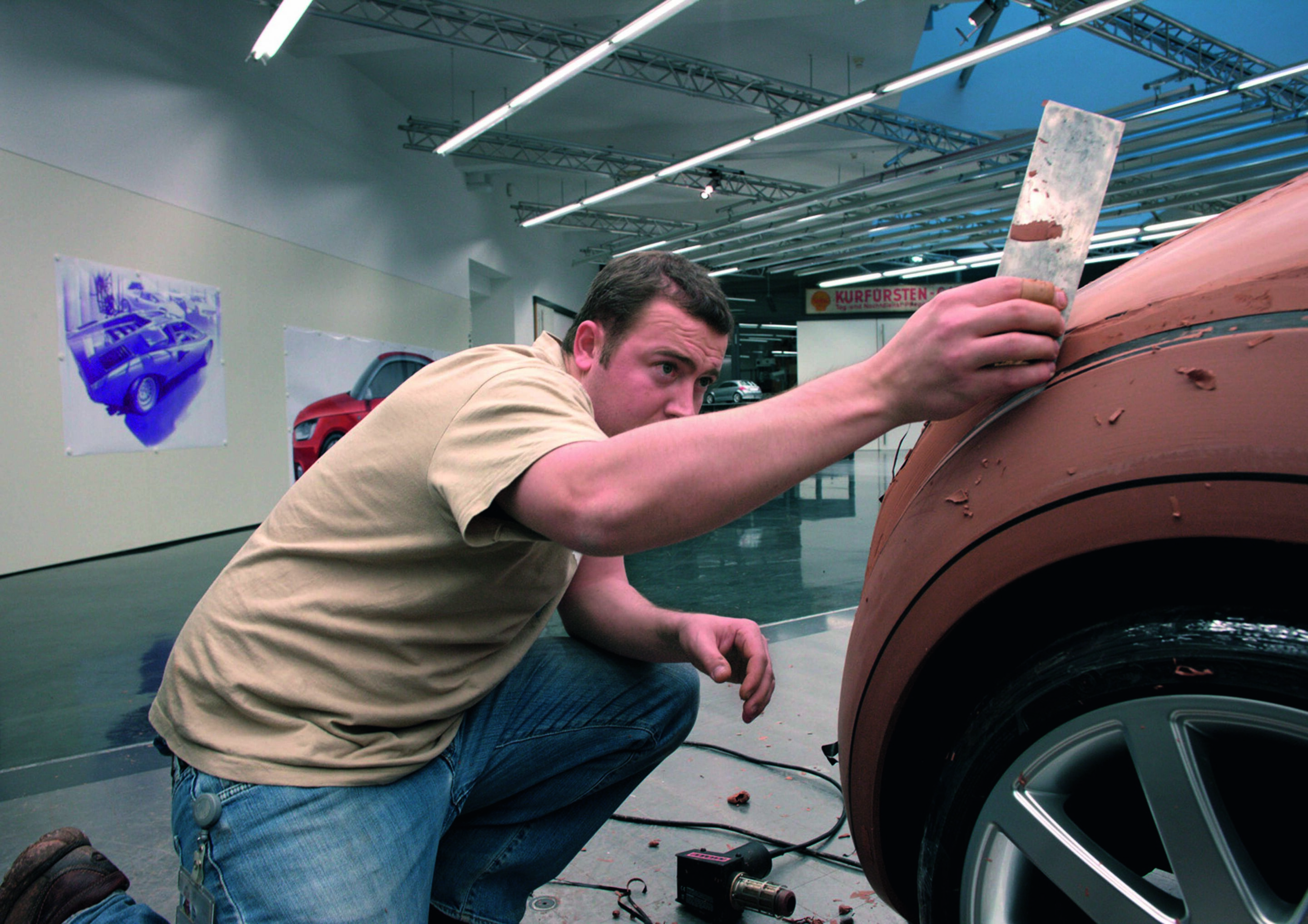 Jubiläumsmagazin Design - Audi Design: Arbeit mit der Ziehklinge am Tonmodell - Gespür für feine Details.