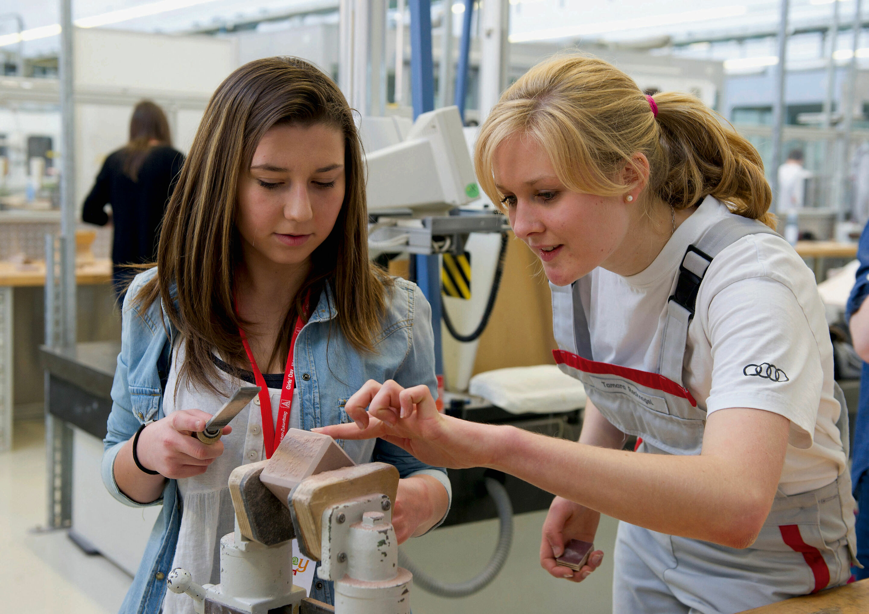 Annual Press Conference 2013 - Education 
With projects like the „Girls for Technology“ camp and „Girls‘ and Boy’s Day“, Audi is looking for young talents early.