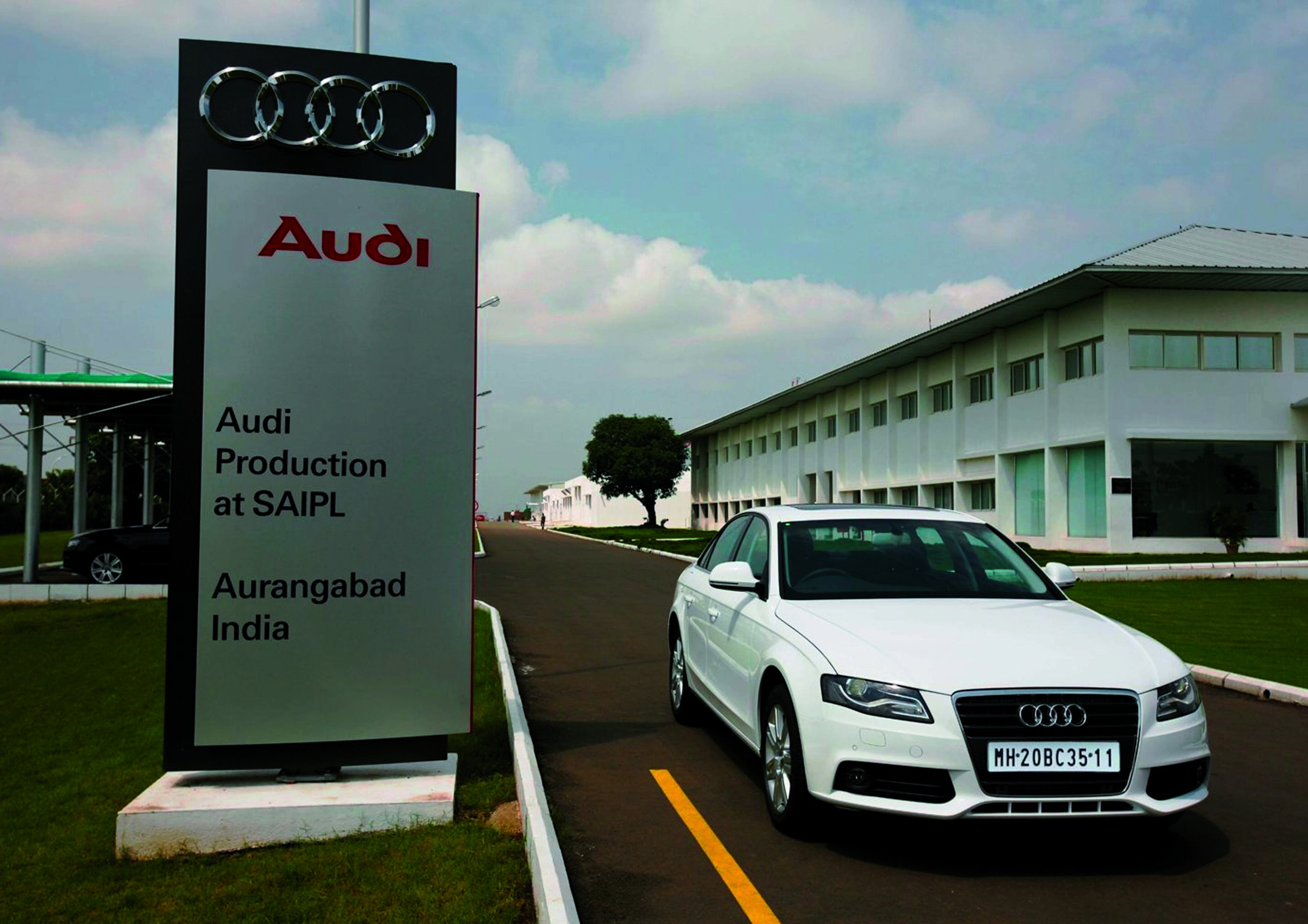 Audi am Standort Aurangabad - Die Audi A4 Limousine auf der Produktionslinie bei Skoda Auto Volkswagen Indien am Produktionsstandort Aurangabad.