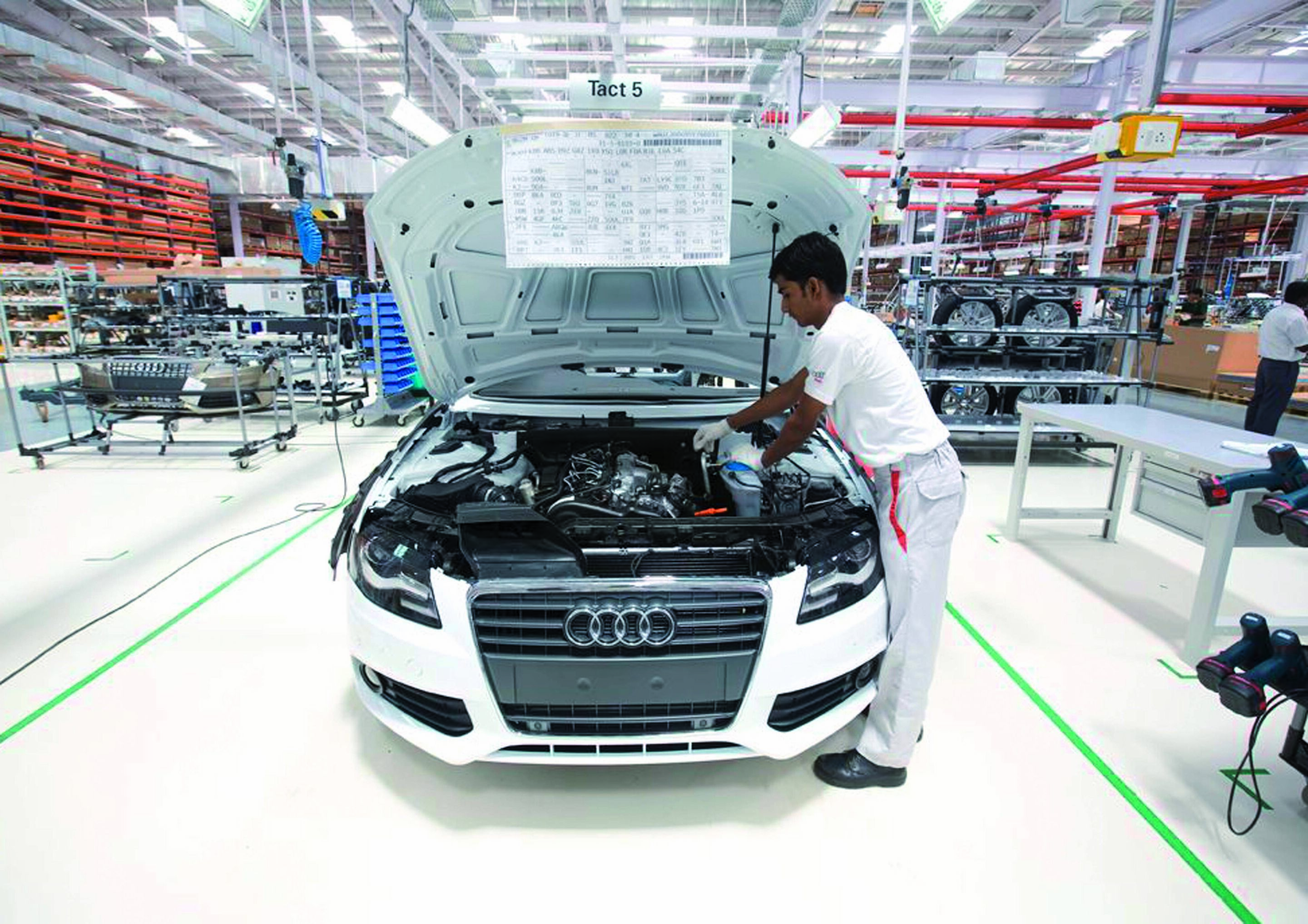 Audi am Standort Aurangabad - Die Audi A4 Limousine auf der Produktionslinie bei Skoda Auto Volkswagen Indien am Produktionsstandort Aurangabad.