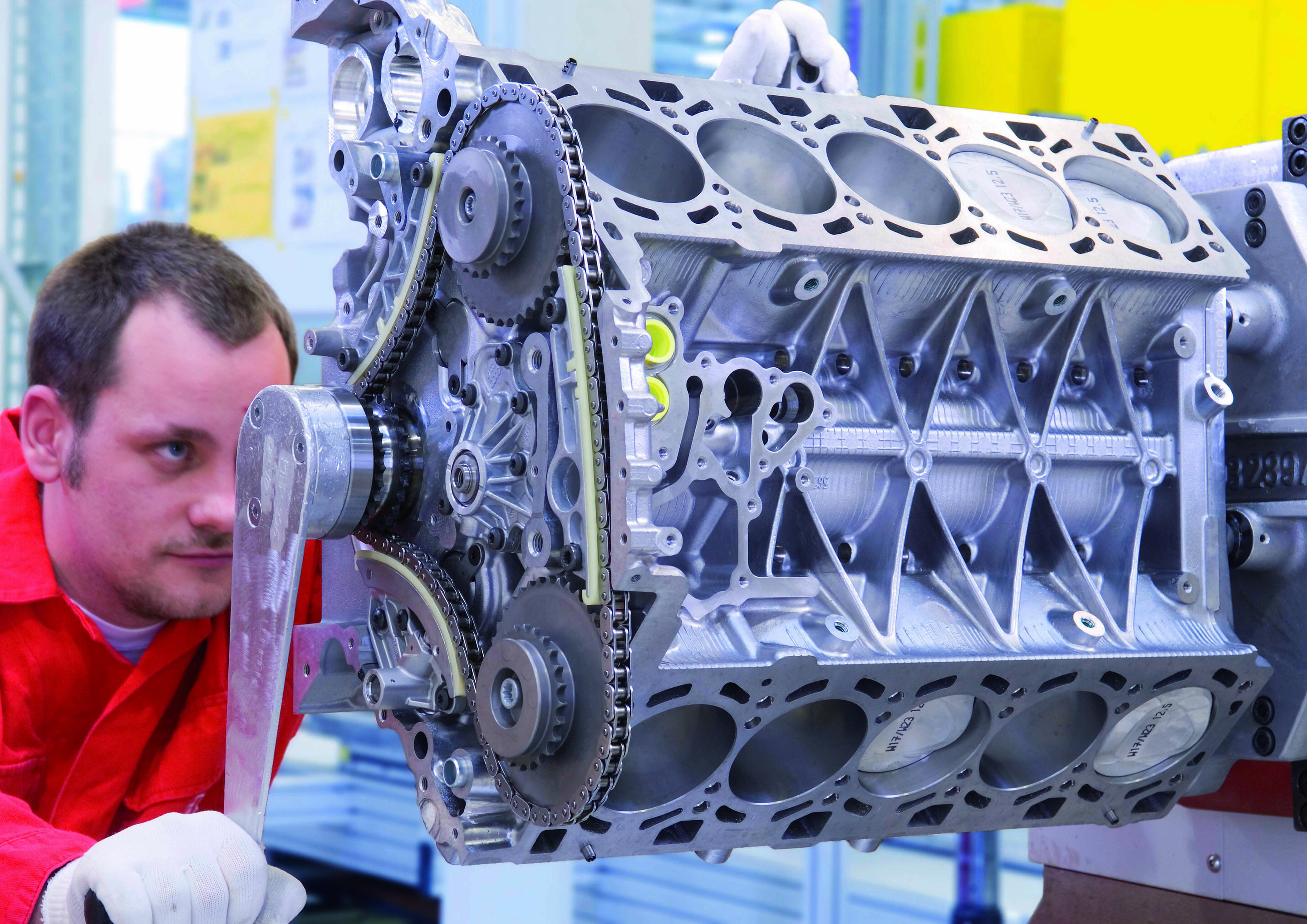 Production of the V10 with FSI technology at AUDI HUNGARIA Motor Kft. in Györ - Once the pistons are mounted in the engine's cylinder liners, the visual check takes place.