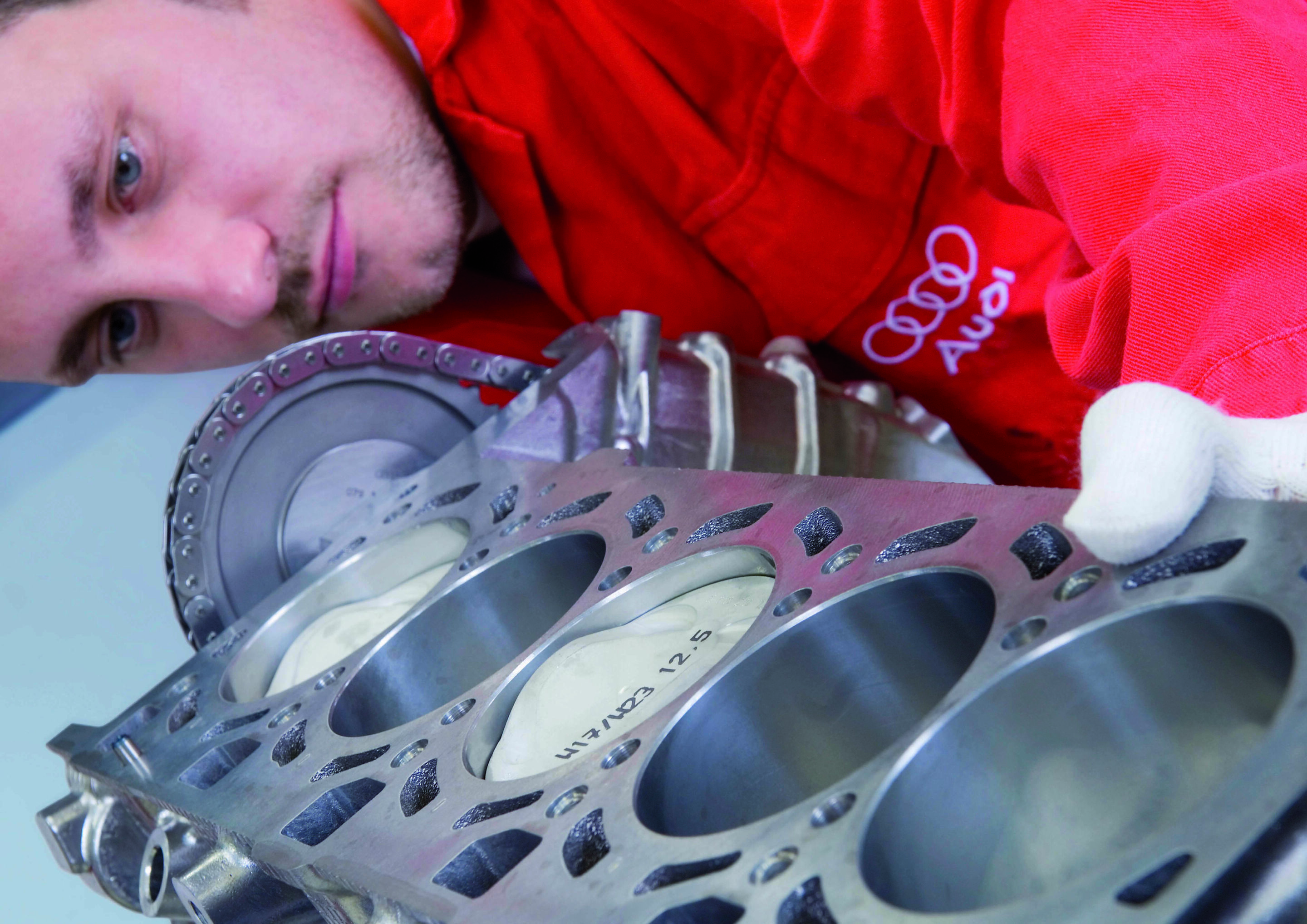 Production of the V10 with FSI technology at AUDI HUNGARIA Motor Kft. in Györ - Installation and checking of the pistons in the cylinder liners of a V10 engine