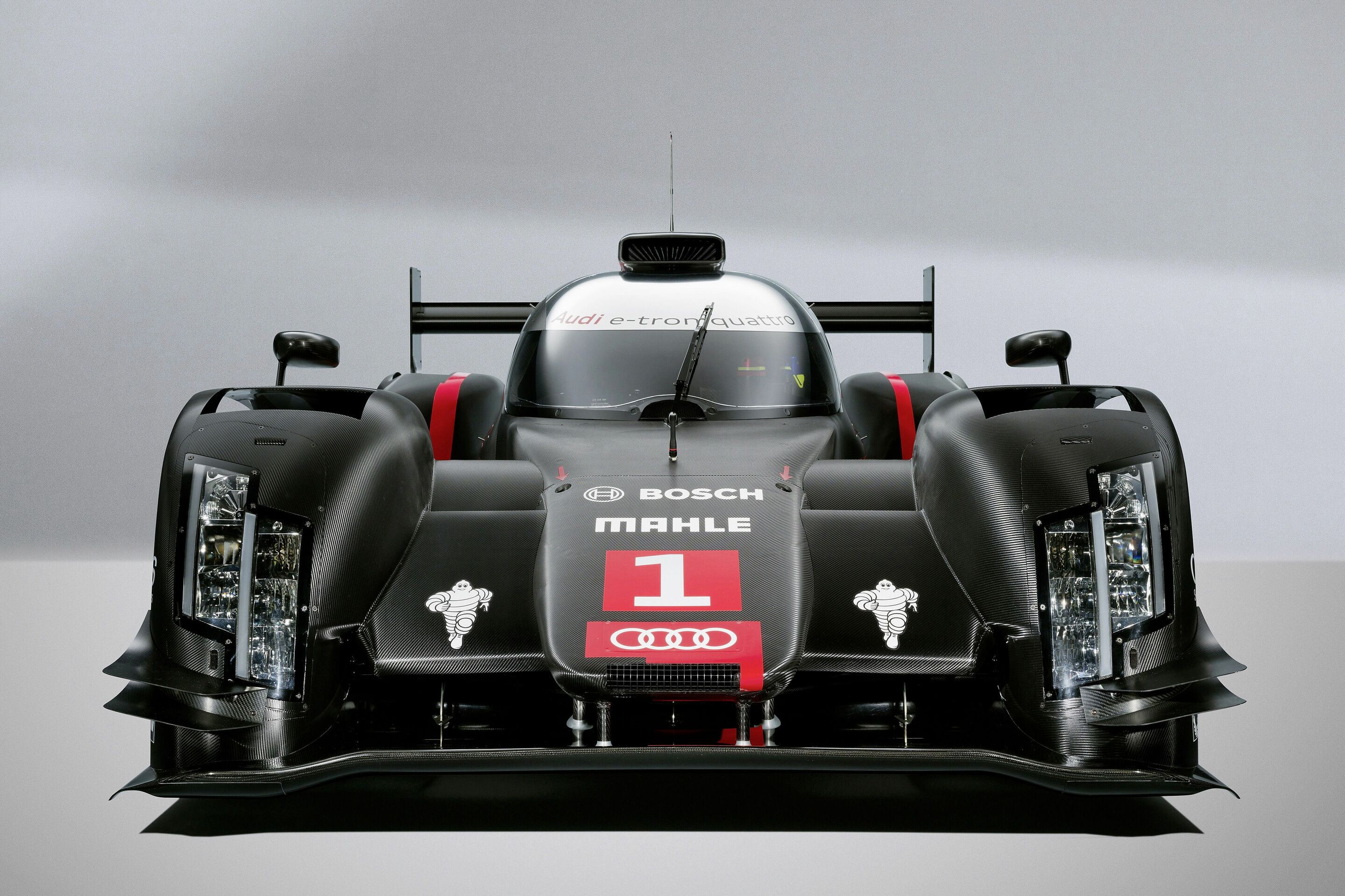 Vorabend der Jahrespressekonferenz 2014 - Der Name bleibt unverändert, doch die Technik ist komplett neu: Mit einem von Grund auf neu entwickelten Le-Mans-Prototyp peilt Audi in der Saison 2014 den Hattrick in der FIA-Langstrecken-Weltmeisterschaft WEC...