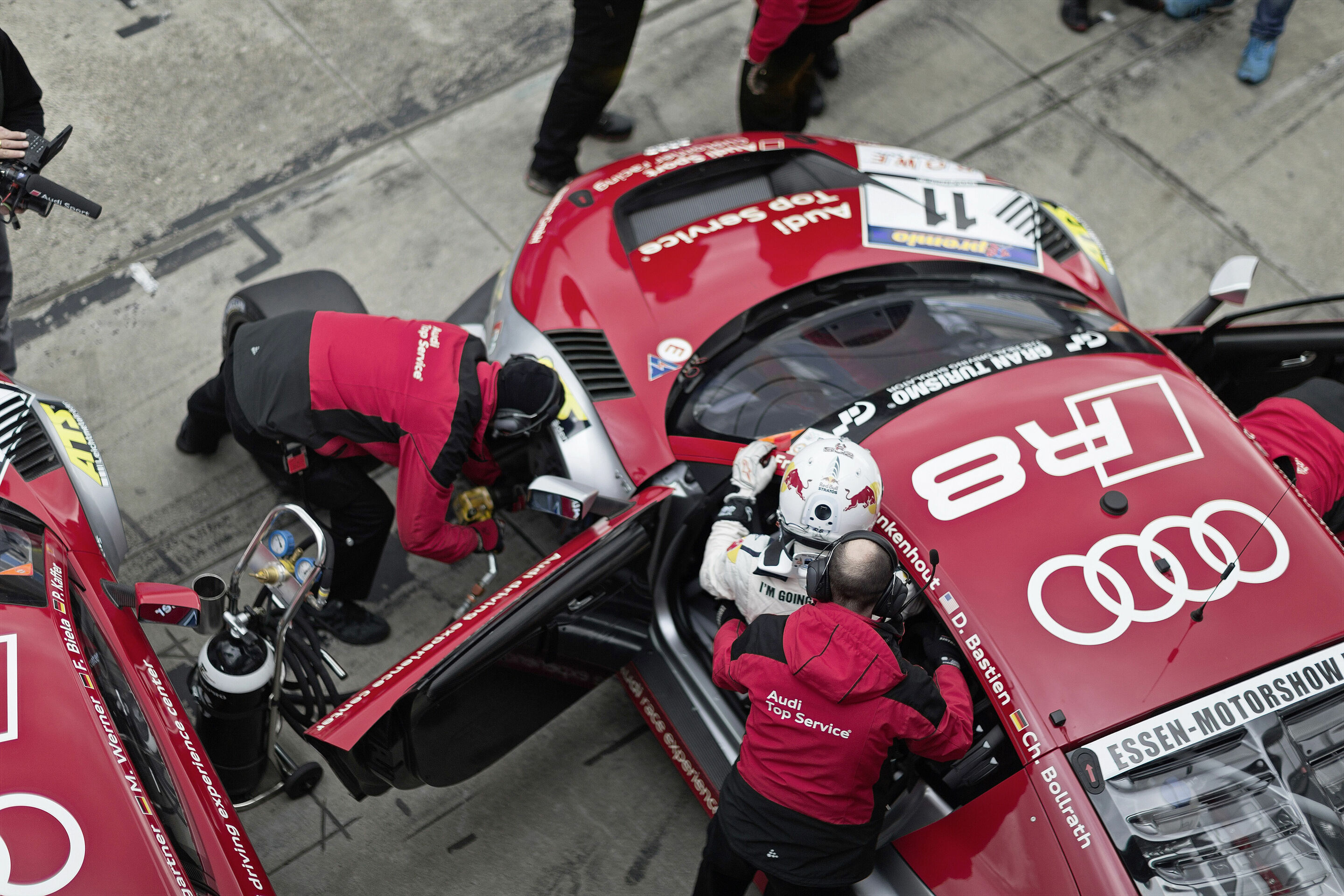 Felix Baumgartner startet im Audi R8 beim 24-Stunden-Rennen auf dem Nürburgring - Felix Baumgartner beim Boxenstopp