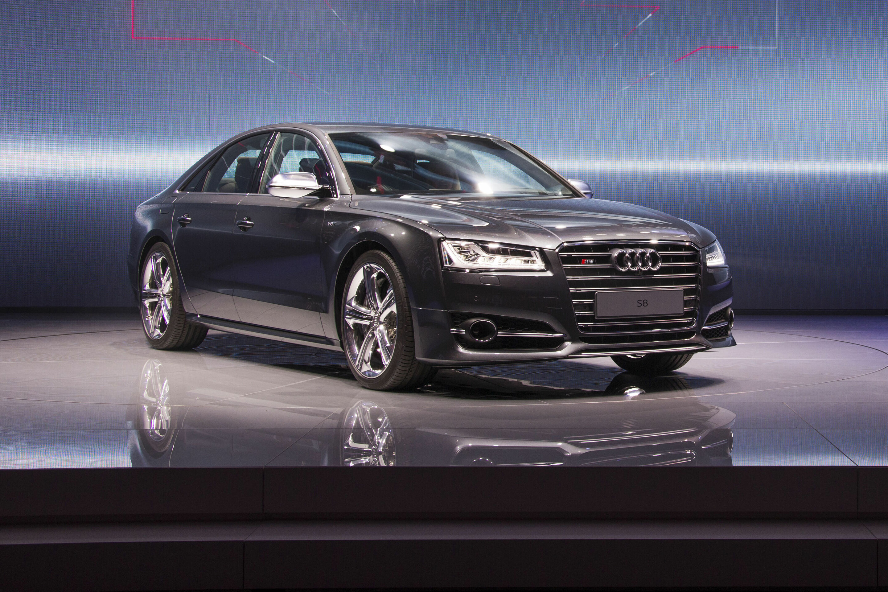 Audi auf der 65. Internationalen Automobil-Ausstellung in Frankfurt am Main - Der neue Audi S8 auf der IAA Frankfurt 2013.