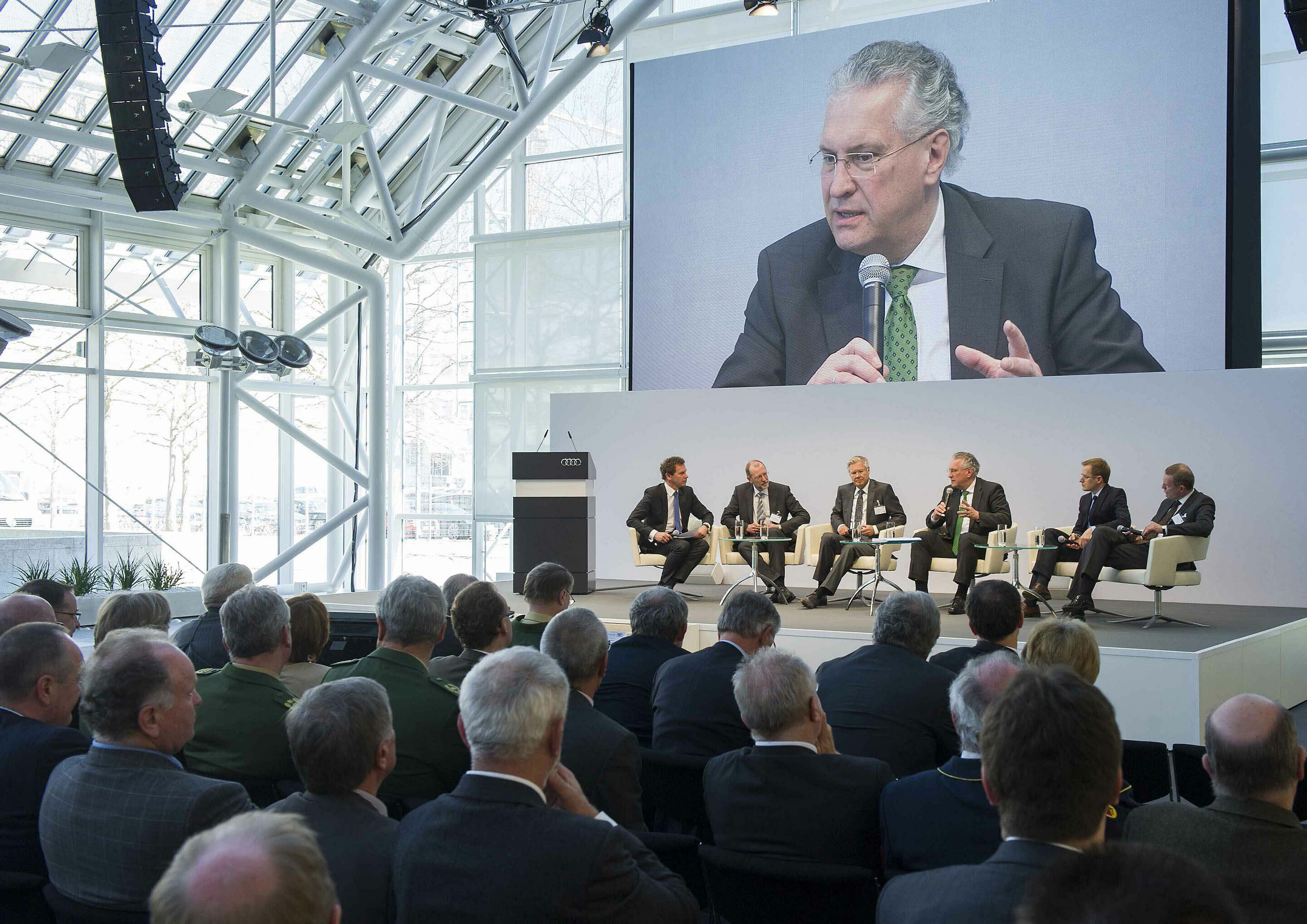 Audi in Ingolstadt war Gastgeber der 2. Bayerischen Verkehrssicherheitskonferenz: - Podiumsdiskussion mit kompetenten Gesprächspartnern (v.l.n.r.):
Moderator Roman Roell, Eckard Donner, Leiter Produktanalyse/Unfallforschung bei Audi, Dr. Alfred Lehmann,...