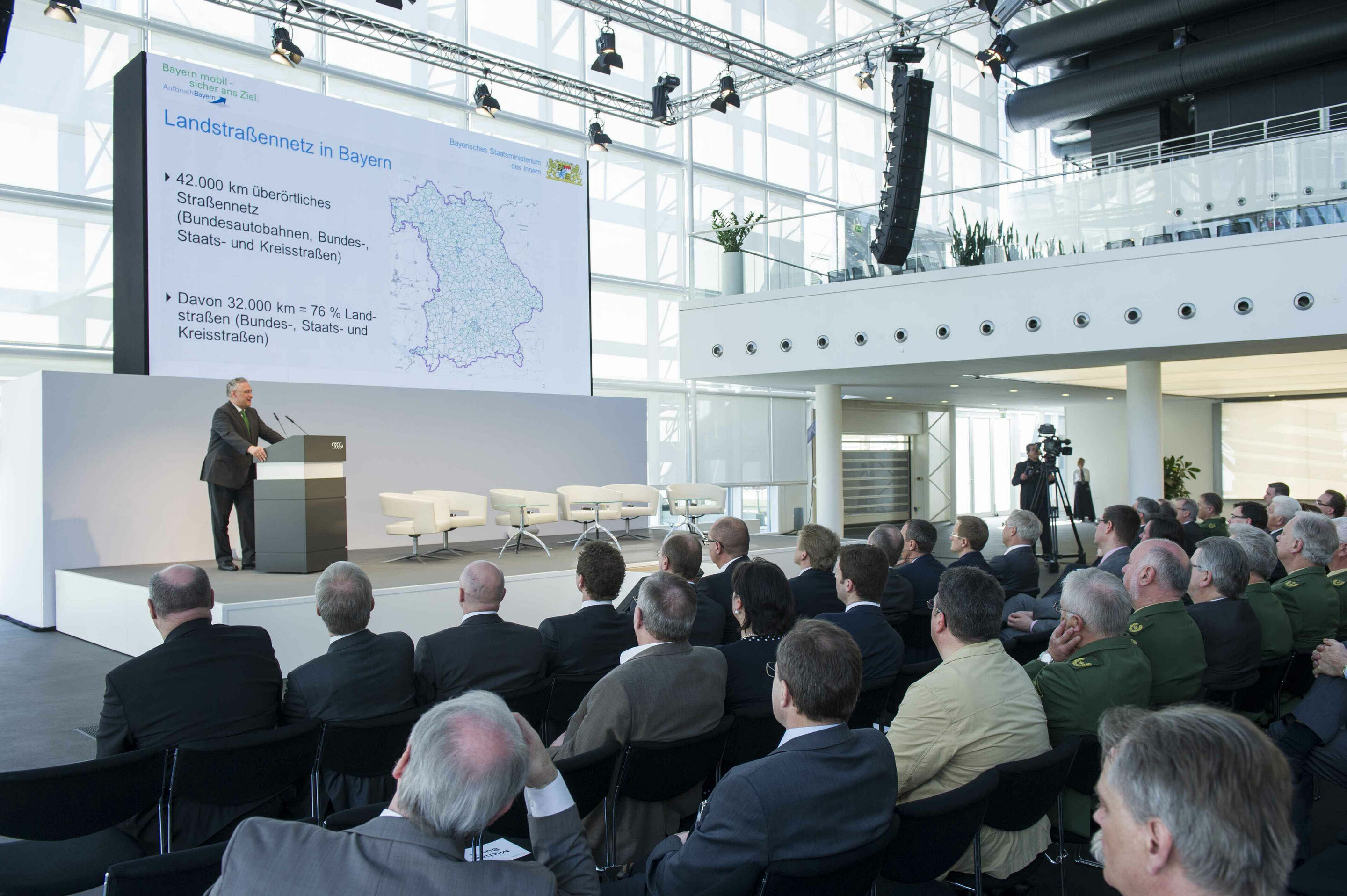 Audi in Ingolstadt war Gastgeber der 2. Bayerischen Verkehrssicherheitskonferenz: - Der bayerische Innenminister Joachim Herrmann bei seiner Rede zum „Unfallschwerpunkt Landstraße“.