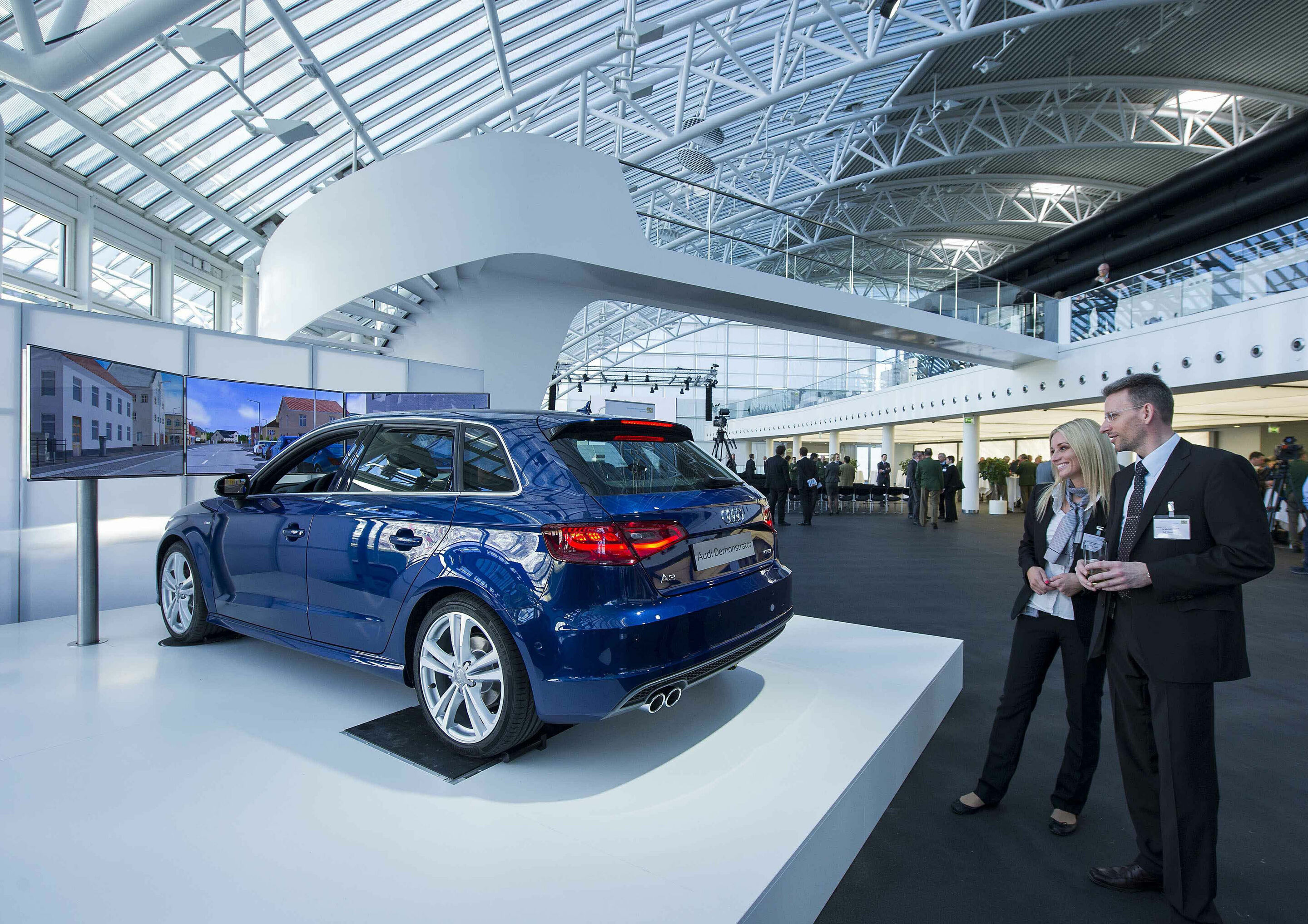 Audi in Ingolstadt war Gastgeber der 2. Bayerischen Verkehrssicherheitskonferenz: - Bei der 2. Bayerischen Verkehrssicherheitskonferenz konnten die Teilnehmer intelligente Fahrassistenzsysteme in einem Audi A3 Fahrsimulator im Kundencenter testen.
