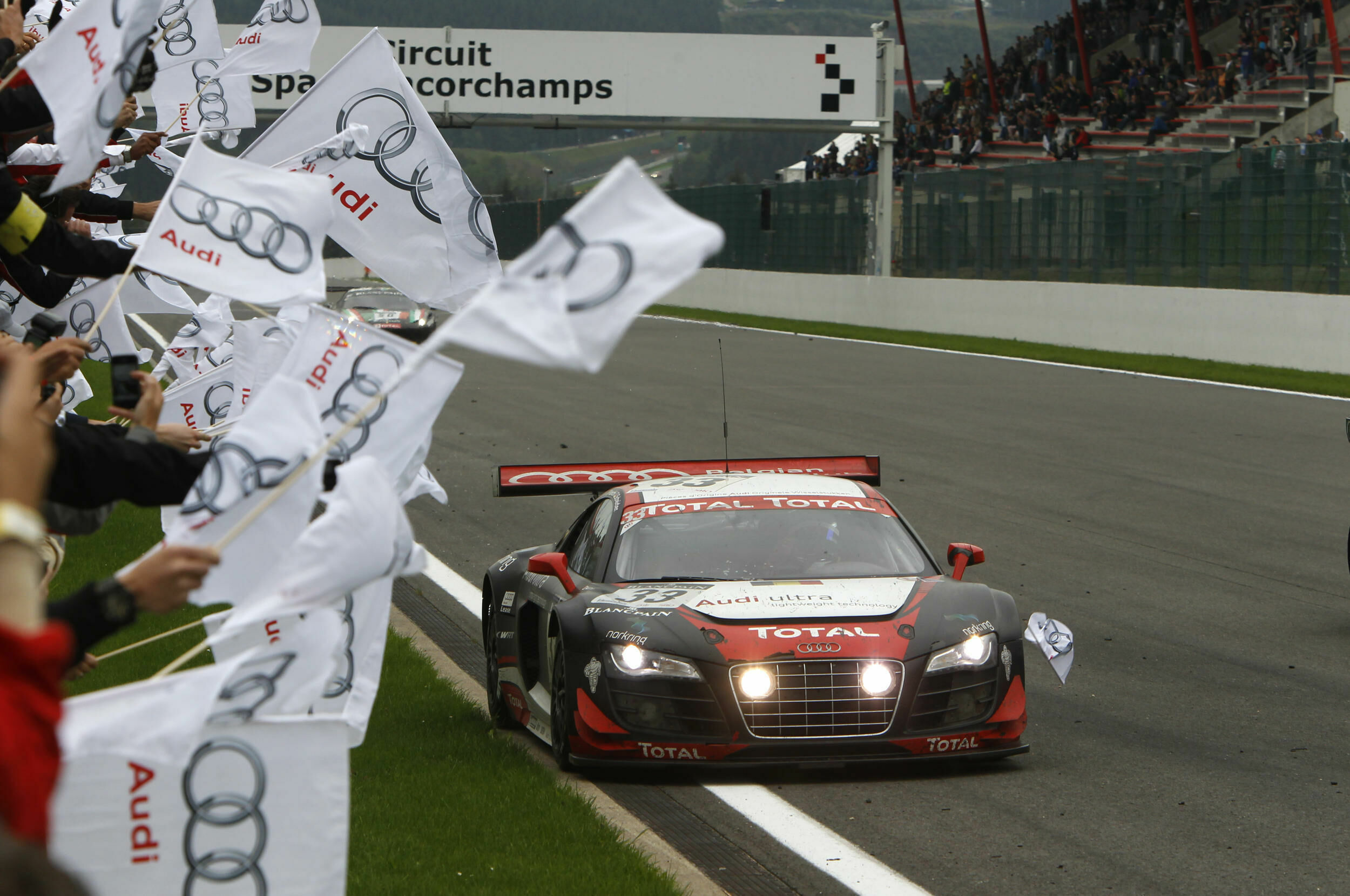 Audi Motorsport Historie - 2011: Der Audi R8 LMS gewinnt das 24-Stunden-Rennen in Spa