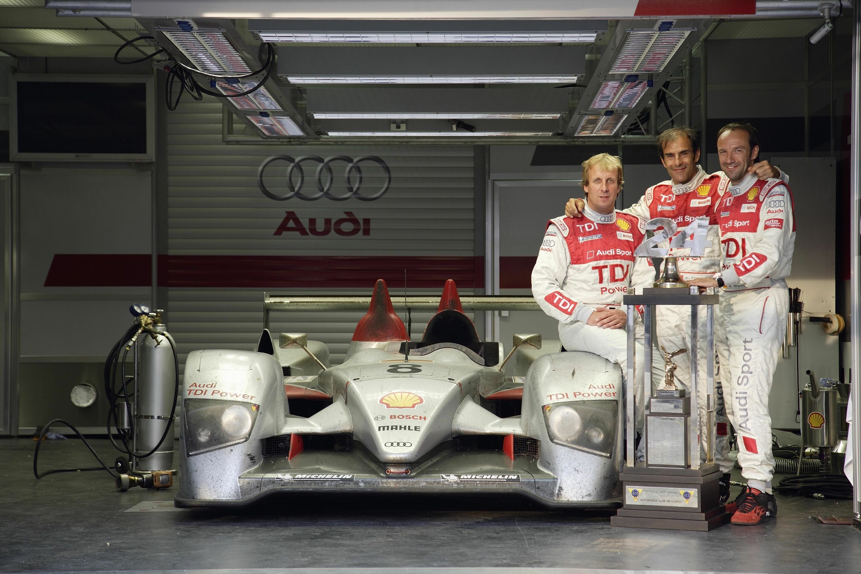 Audi Motorsport Historie - 2006: Audi schreibt mit dem ersten Sieg eines Diesel-Sportwagens Le Mans-Geschichte