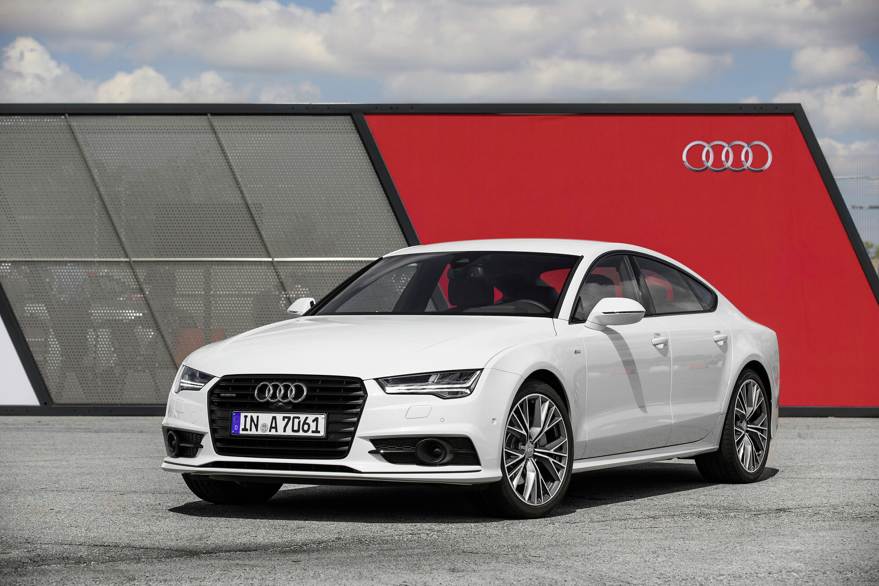 Audi A7 Sportback - Standaufnahme

Farbe: Gletscherweiß

Verbrauchsangaben Audi A7 Sportback:
Kraftstoffverbrauch kombiniert in l/100 km: 9,8 - 4,7;
CO2-Emission kombiniert in g/km: 229 - 122