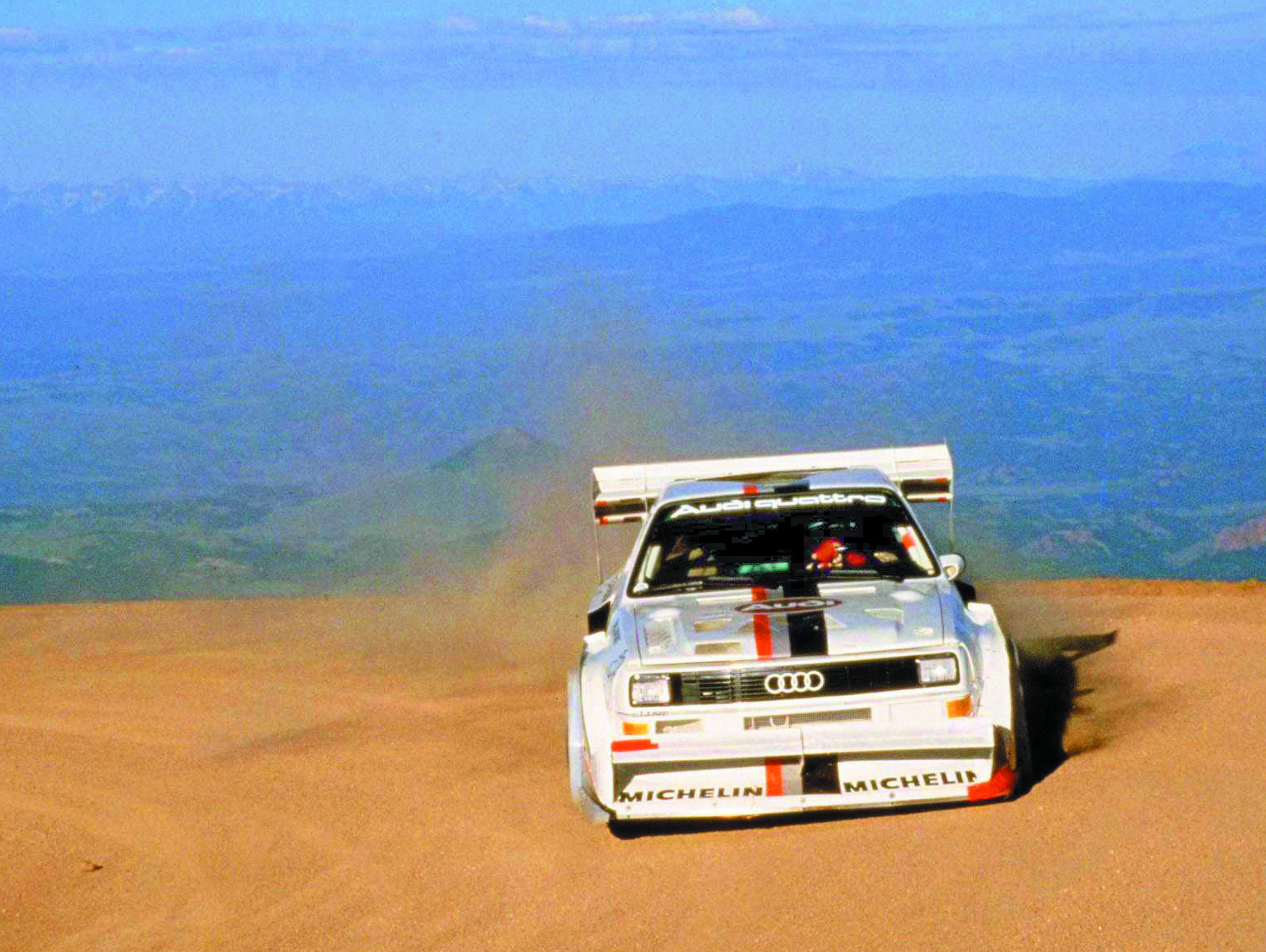 Audi Sport quattro S1 Pikes Peak - Der Original Audi Sport quattro S1 Pikes Peak, mit dem Walter Röhrl 1987 den gleichnamigen Berg im US-Bundesstaat Colorado in Rekordzeit bezwang, wird bei den Auftritten von Audi Tradition 2003 gleich zweimal zu sehen...