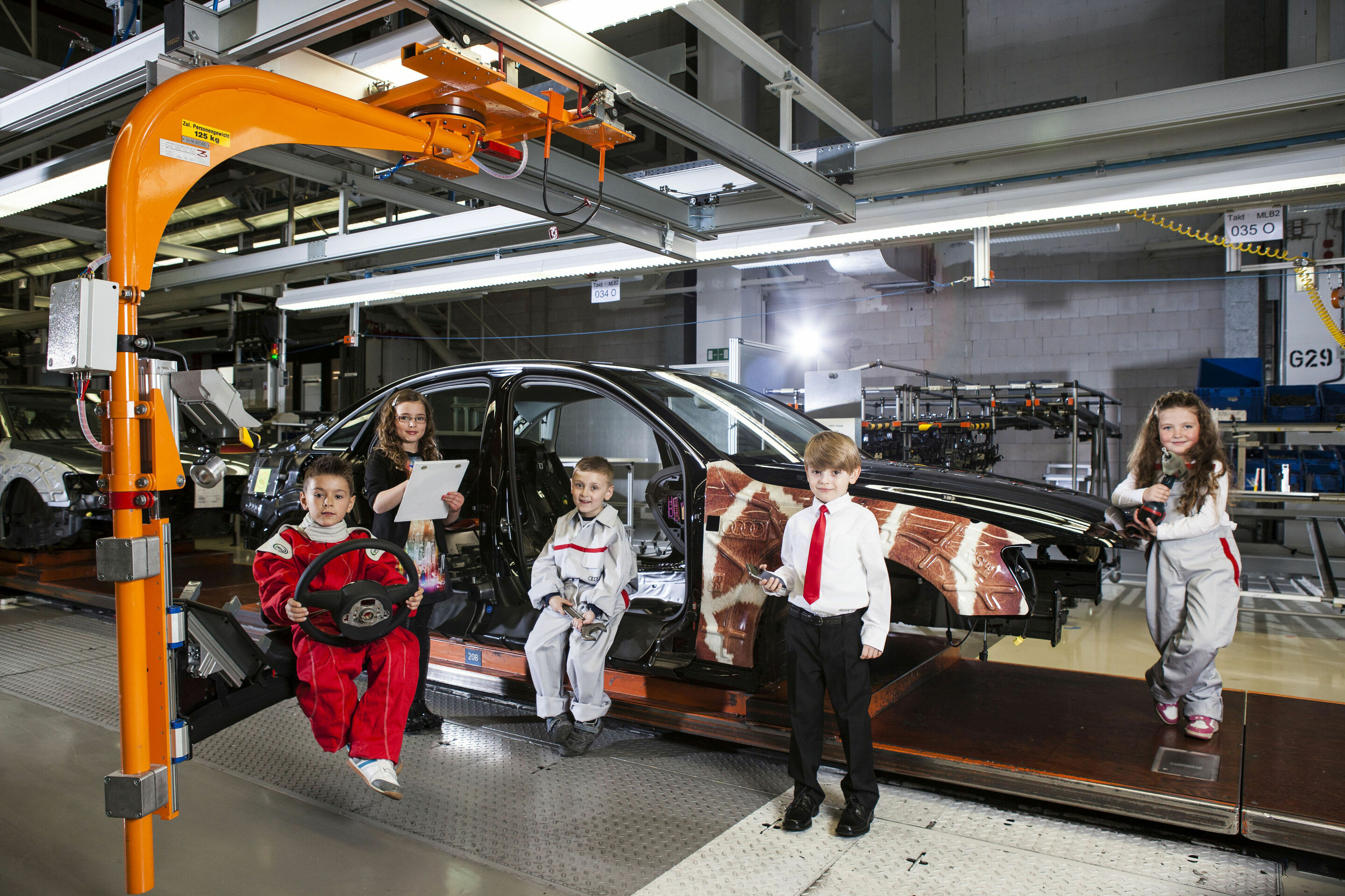 Familientag bei Audi - Ein vielseitiges Programm lädt am 10. Mai 2014 von 10 bis 18 Uhr alle Audianer zum Mitmachen, Ausprobieren und Entdecken ein. Mit diesem Familientag dankt die AUDI AG ihren Mitarbeitern und deren Familien für das Engagement am Standort...