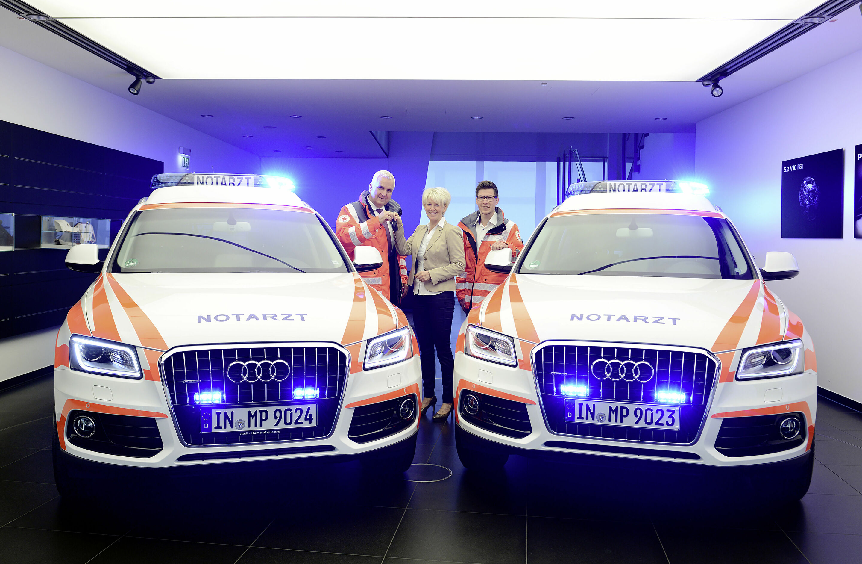 Gut gerüstet für den Notfall - Zwei Q5 TDI clean diesel quattro s tronic überlässt die AUDI AG dem Bayerischen Roten Kreuz als Leihgabe für aktuelle Einsätze in Süddeutschland. Stephanie Adrian, Gebietsleiterin Audi Einsatzfahrzeuge Vertrieb Deutschland,...