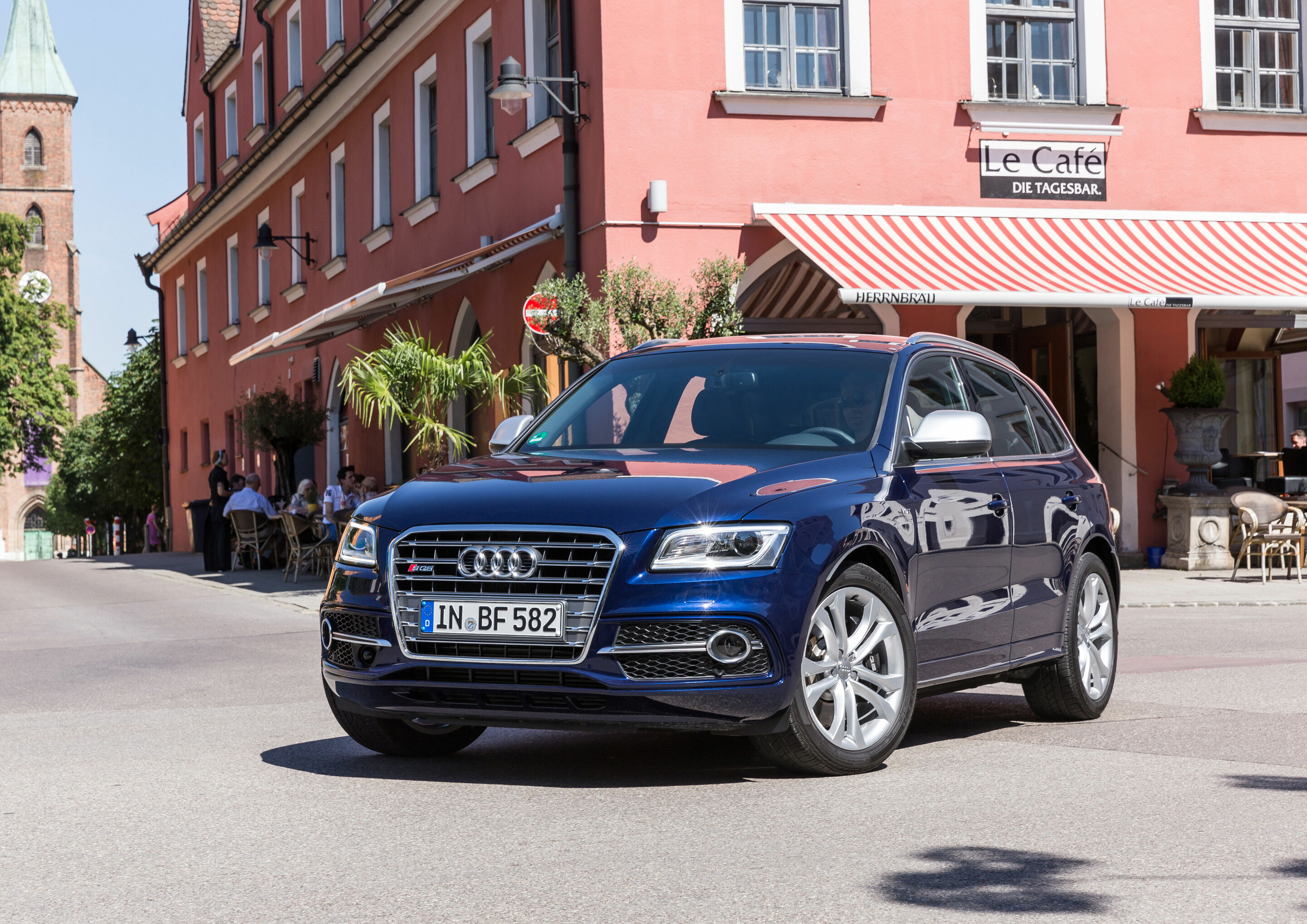 Audi in Ingolstadt - Audi SQ5 in the City 




Tags: Audi, location, tourism, restaurant, leisure, cafe, restaurant, people, woman, shopping