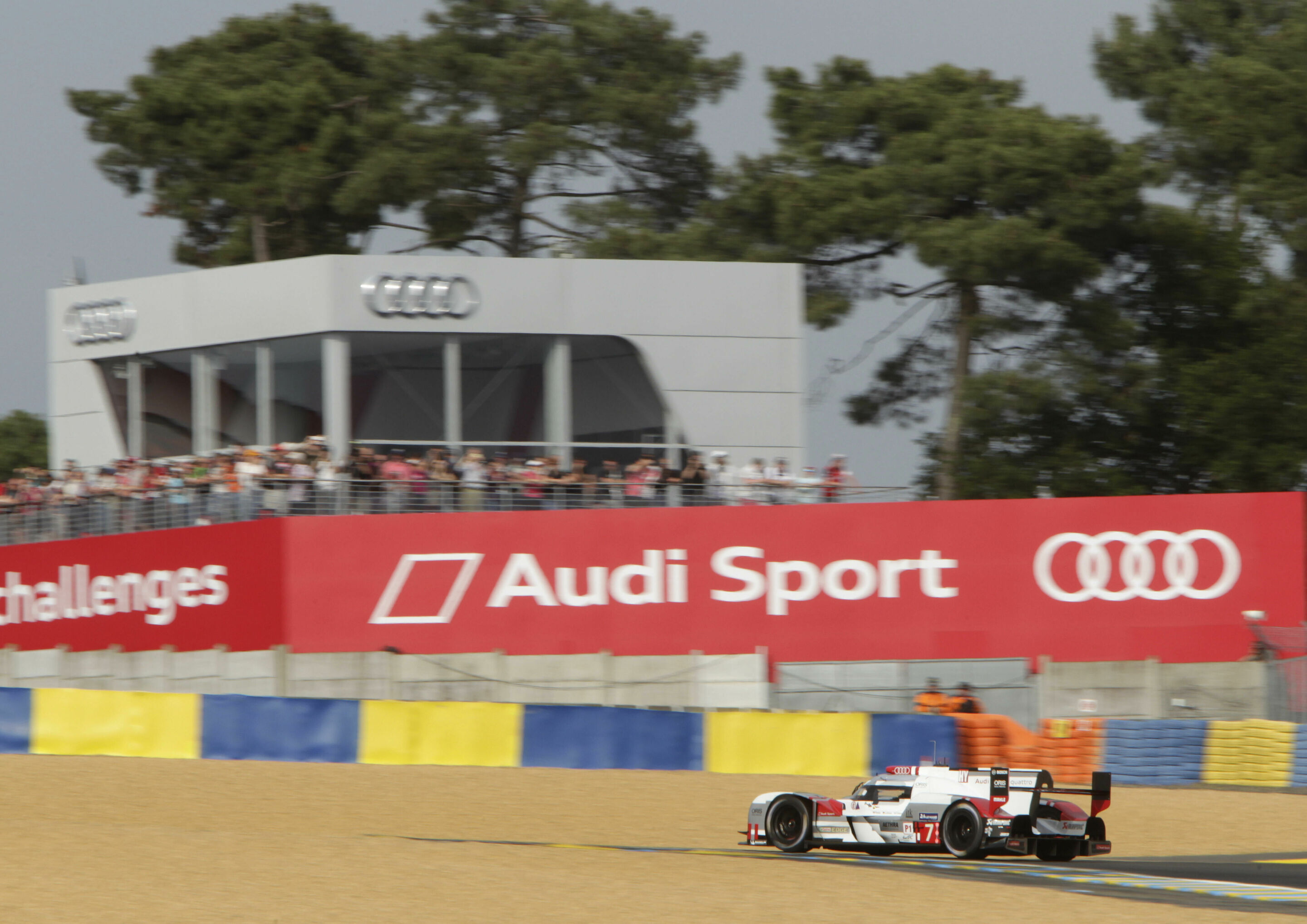 24 Stunden Le Mans 2015 - Audi R18 e-tron quattro #7 (Audi Sport Team Joest), André Lotterer, Marcel Fässler, Benoît Tréluyer