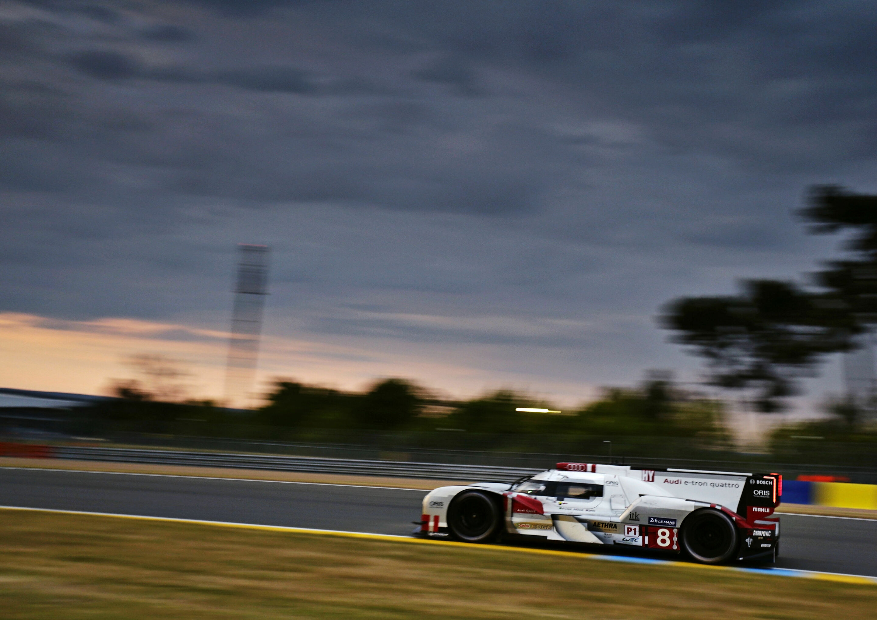 24 Stunden Le Mans 2015 - Audi R18 e-tron quattro #8 (Audi Sport Team Joest), Lucas di Grassi, Loïc Duval, Oliver Jarvis