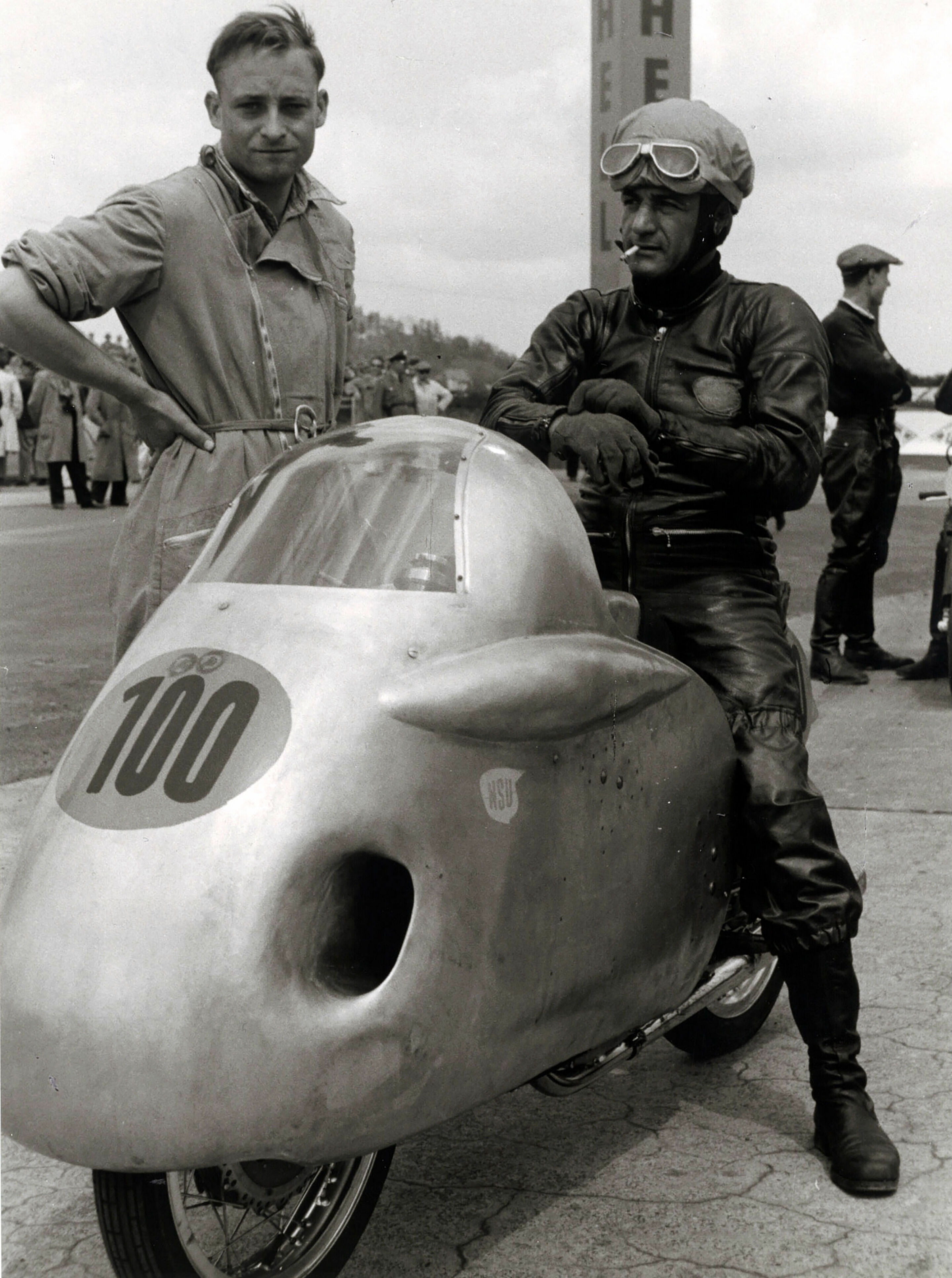 Audi Tradition mit Klassikern in Goodwood - Als die Piloten noch rauchten: Hermann Paul Müller auf seiner NSU Sportmax 1955 vorm Rennen auf dem Nürburgring.