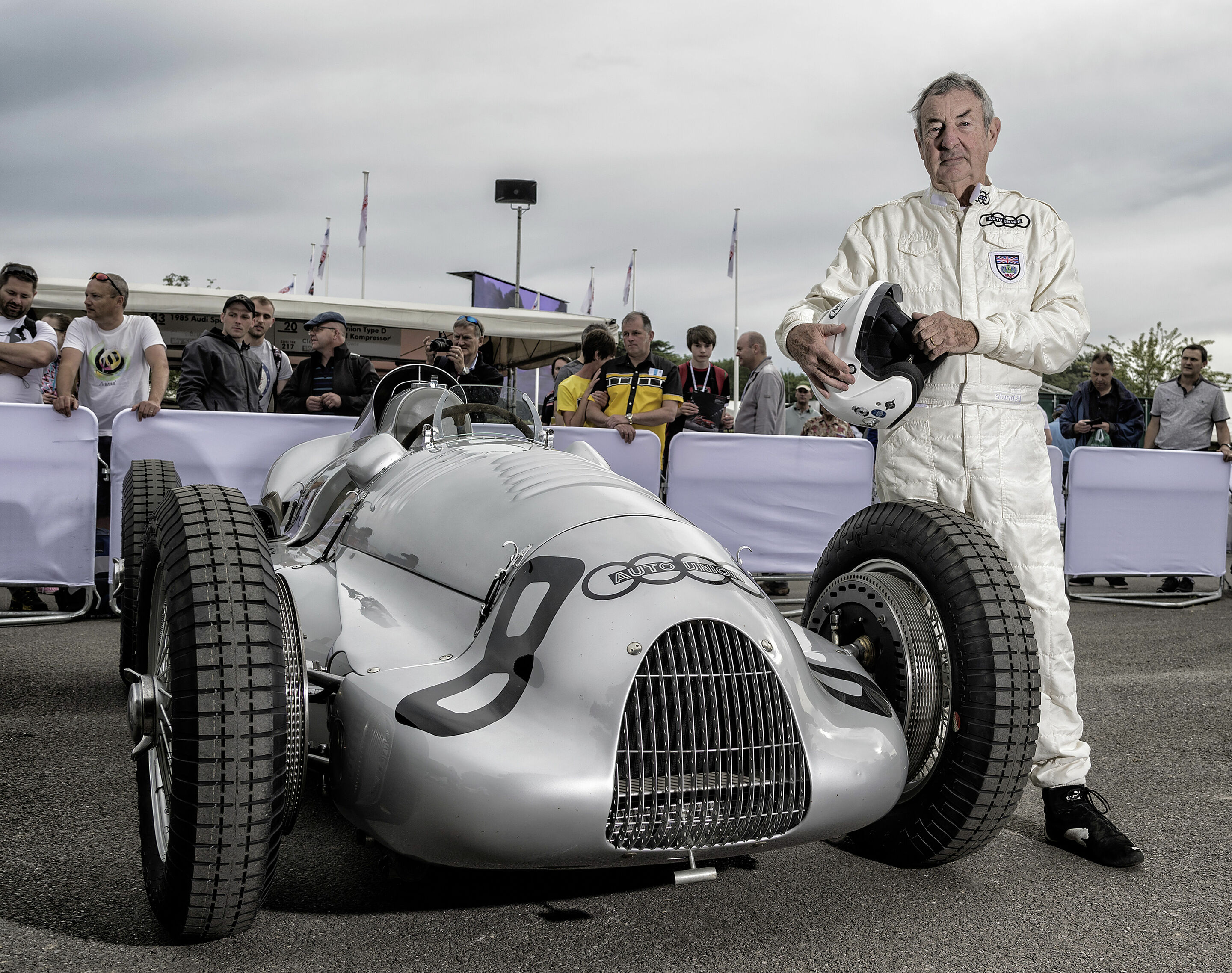 Audi Tradition mit Klassikern in Goodwood - Nick Mason und sein Arbeitsgerät: Der Pink Floyd-Drummer vor dem Auto Union Typ D Doppelkompressor von 1939.