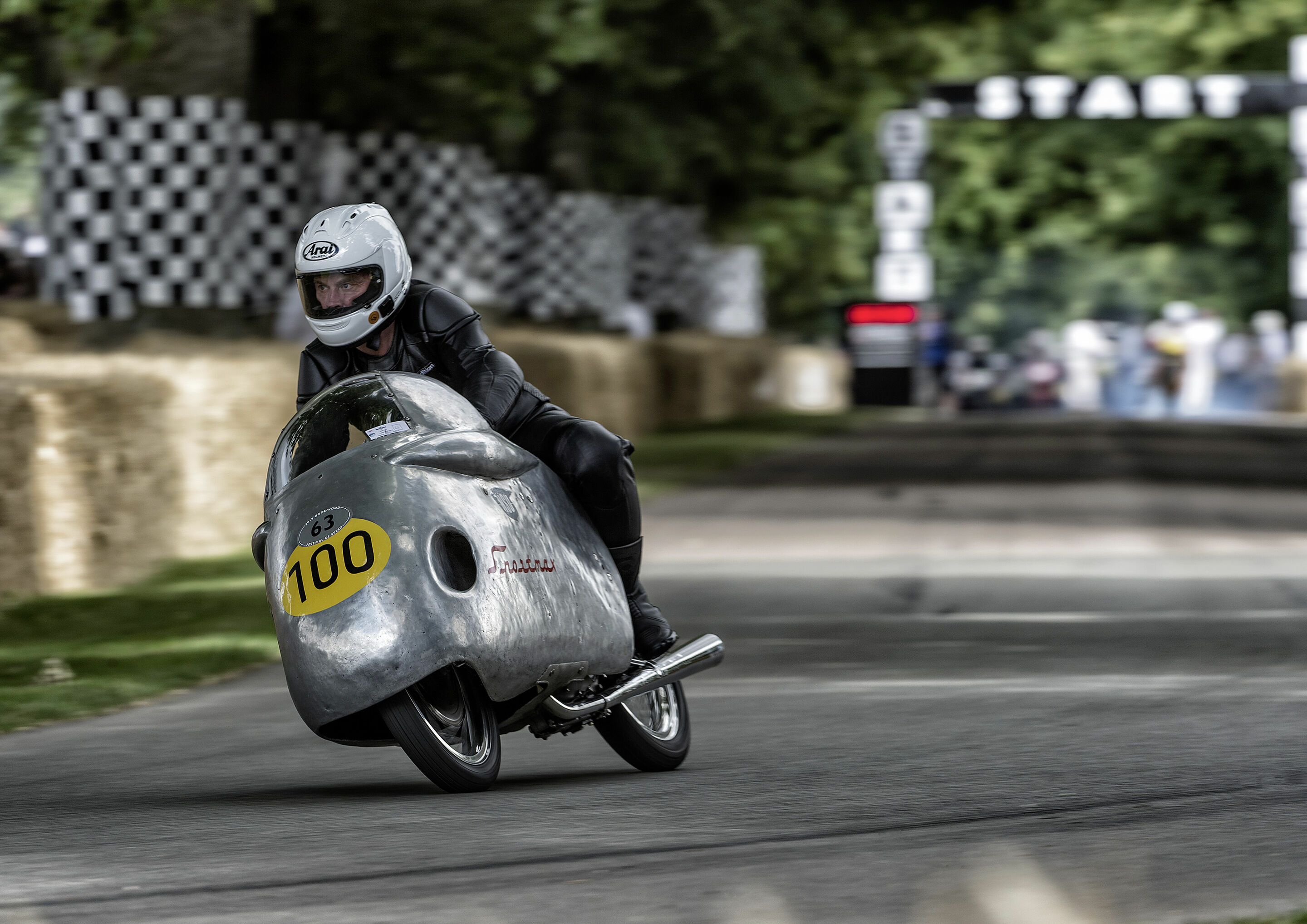 Audi Tradition mit Klassikern in Goodwood - Up the hill: Ralf Waldmann auf einer 250er NSU Sportmax aus dem Jahre 1955. Auf so einer Maschine gewann H.P. Müller vor 60 Jahren die Motorrad-Weltmeisterschaft.