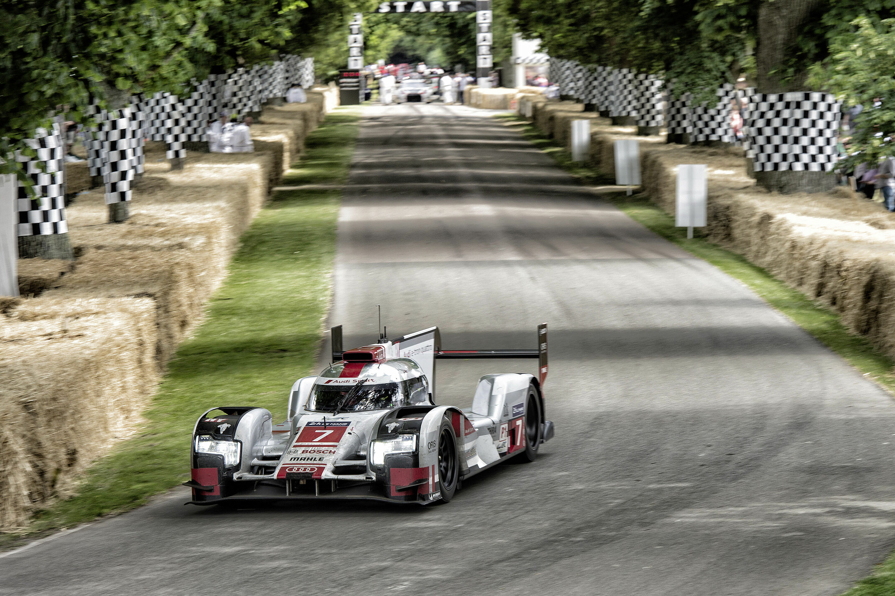 Audi Tradition mit Klassikern in Goodwood - Auch 2015 gab das aktuelle Le Mans-Auto von Audi beim Goodwood Festival of Speed seine Visitenkarte ab - der Audi R18 e-tron quattro.