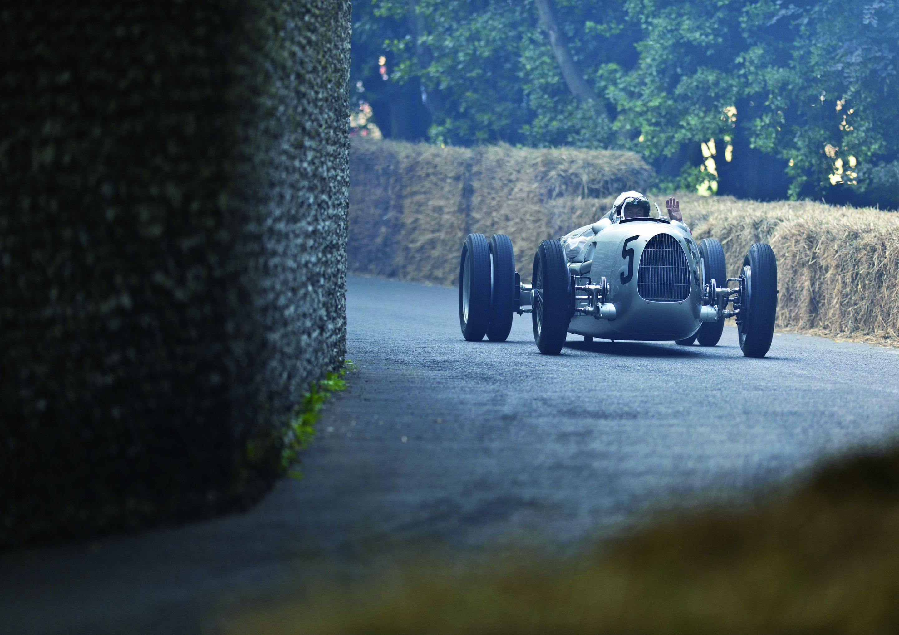 In diesem Jahr gleich fünf Mal in Fahrt: Die Auto Union Silberpfeile, hier der Wiederaufbau des Typ C von 1936 beim Goodwood Festival of Speed.
