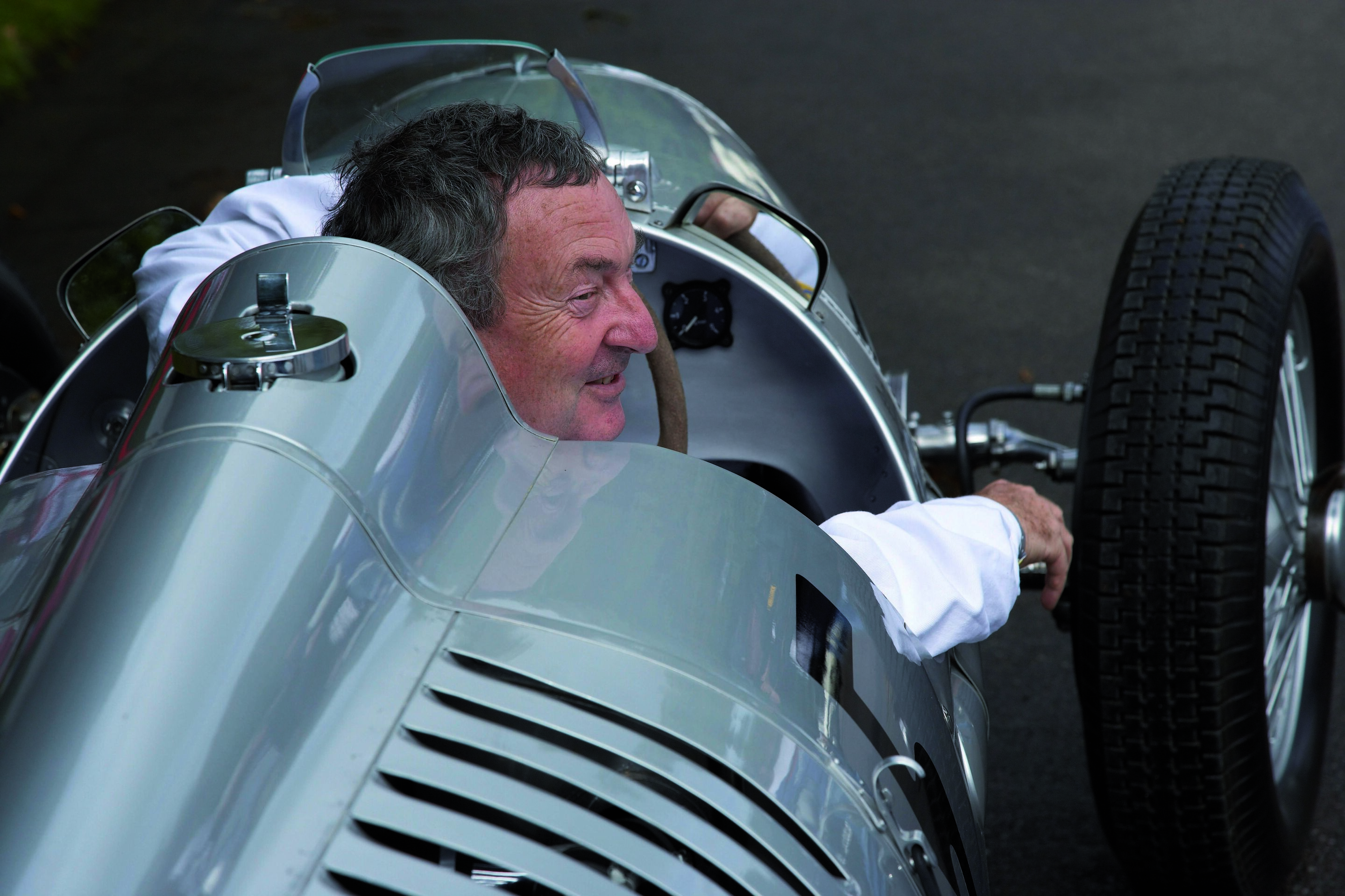 Treffen der Legenden in Goodwood - Pink Floyd-Drummer Nick Mason, „der letzte Werksfahrer der Auto Union“, lenkt zum fünften Mal in Folge einen Auto Union Silberpfeil in Goodwood – dieses Jahr den legendären Auto Union Typ C von 1936.